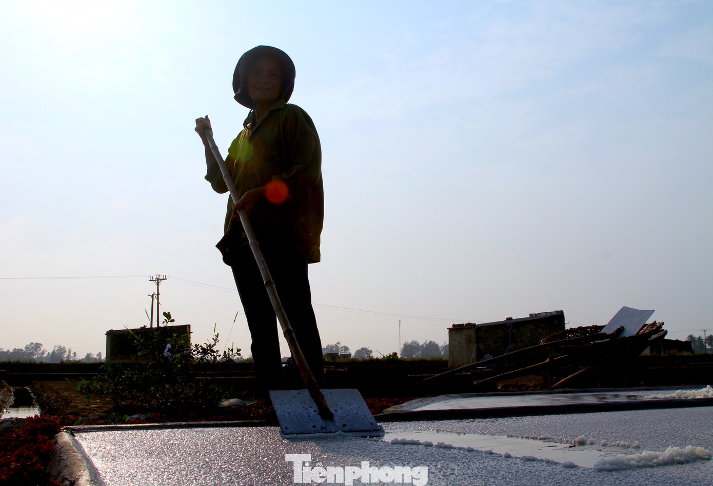 Làm muối nhiều khó khăn. Nếu chẳng may cả ngày làm đến cuối ngày gặp mưa thì ngày đó coi như bỏ.