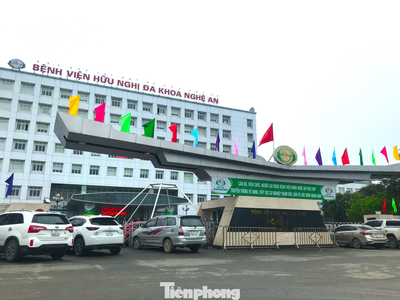 Ông này lý giải nếu để người dân đậu ô tô tự do thì không đảm bảo, dễ xảy ra tình trạng mất cắp, trộm gương ô tô. Do đó, bệnh viện phải thuê bảo vệ để trông coi xe, đảm bảo an toàn.