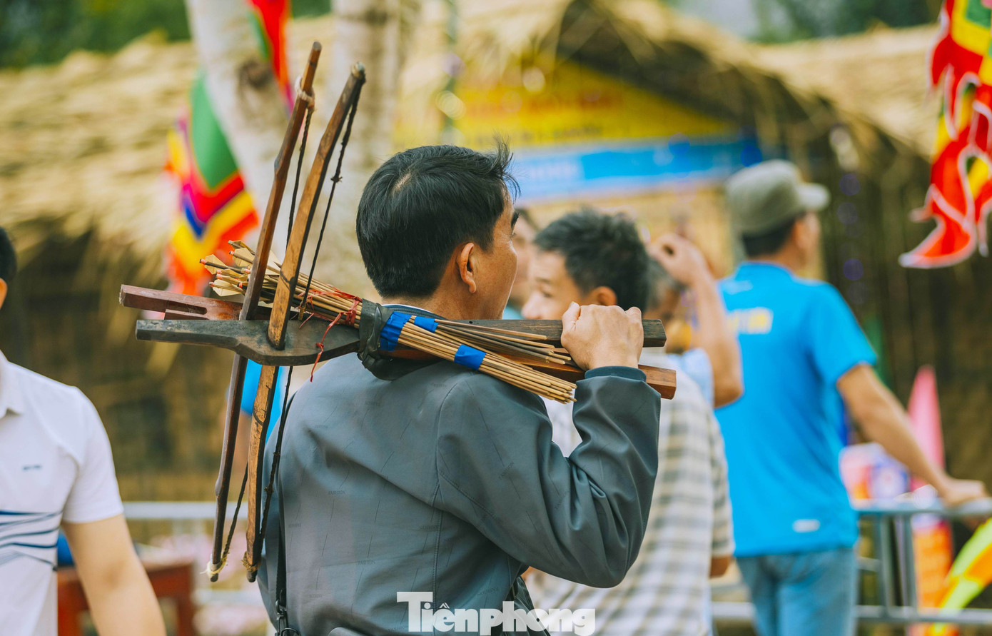 Trong hội Đền Pu Nhạ Thầu còn có cuộc thi bắn nỏ mang bản sắc của người dân nơi đây. (Ảnh: Rạng Đông). Trong hội Đền Pu Nhạ Thầu còn có cuộc thi bắn nỏ mang bản sắc của người dân nơi đây. (Ảnh: Rạng Đông).