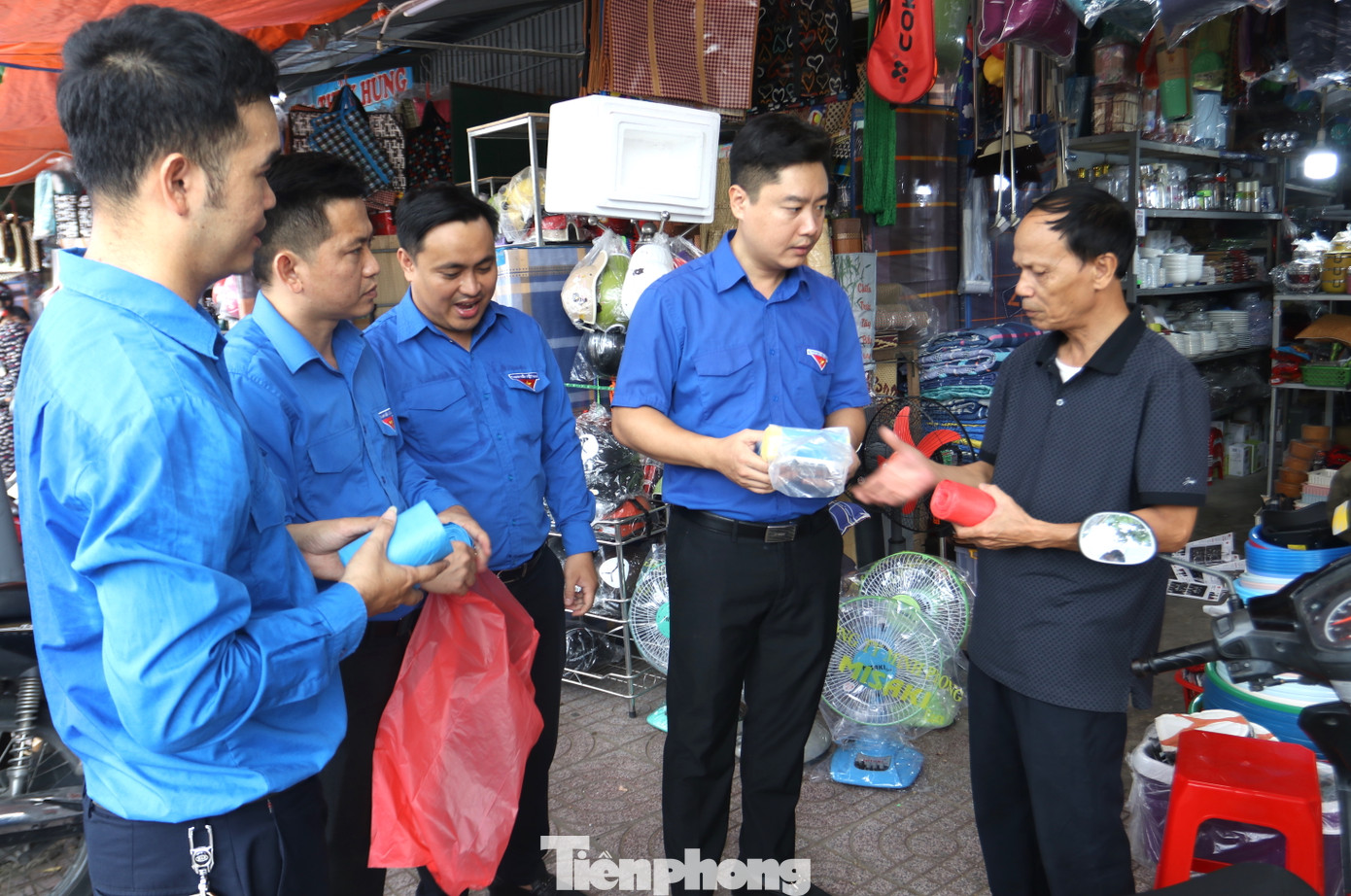 Thay vào đó, các tiểu thương, người dân sẽ hiểu thêm về chất liệu túi sinh học, an toàn cho môi trường sống. Từ đó, các tiểu thương, người dân sẽ thay đổi thói quen sử dụng túi nilon sinh học. Ảnh: Bí thư Tỉnh Đoàn Lê Văn Lương, anh Cao Xuân Thảo - Trưởng ban Phong trào Tỉnh Đoàn Nghệ An cùng các đoàn viên đưa các túi ni-lon sinh học vào chợ tuyên truyền cho các tiểu thương, người dân.
