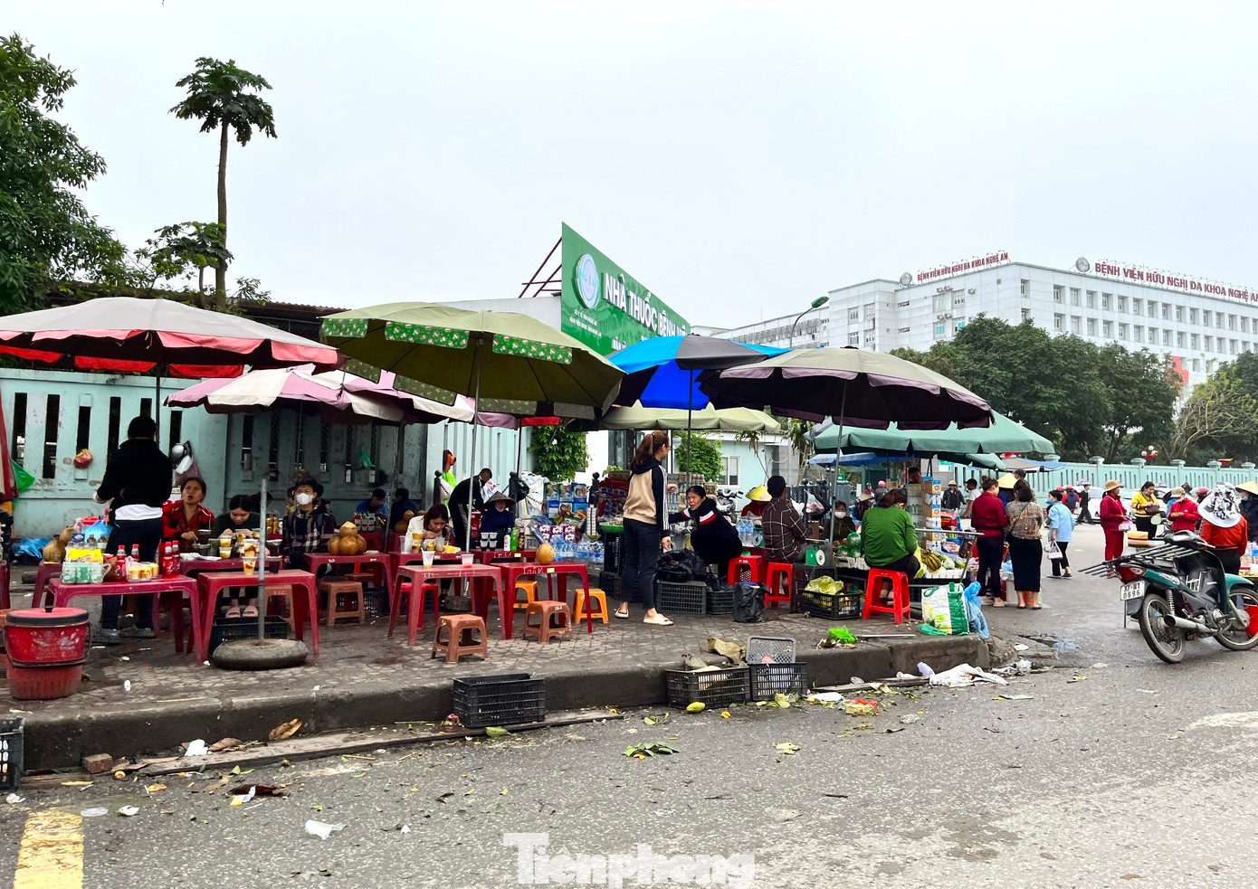 Được biết, Bệnh viện Hữu nghị đa khoa Nghệ An là bệnh viện hạng 1, là tuyến cuối về khám chữa bệnh trên địa bàn Nghệ An. Là bệnh viện lớn nhưng phía trước cổng vào lại để xảy ra tình trạng các quán hàng rong, các cửa hàng tự phát buôn bán tấp nập, tạo nên cảnh lộn xộn, mất mỹ quan.