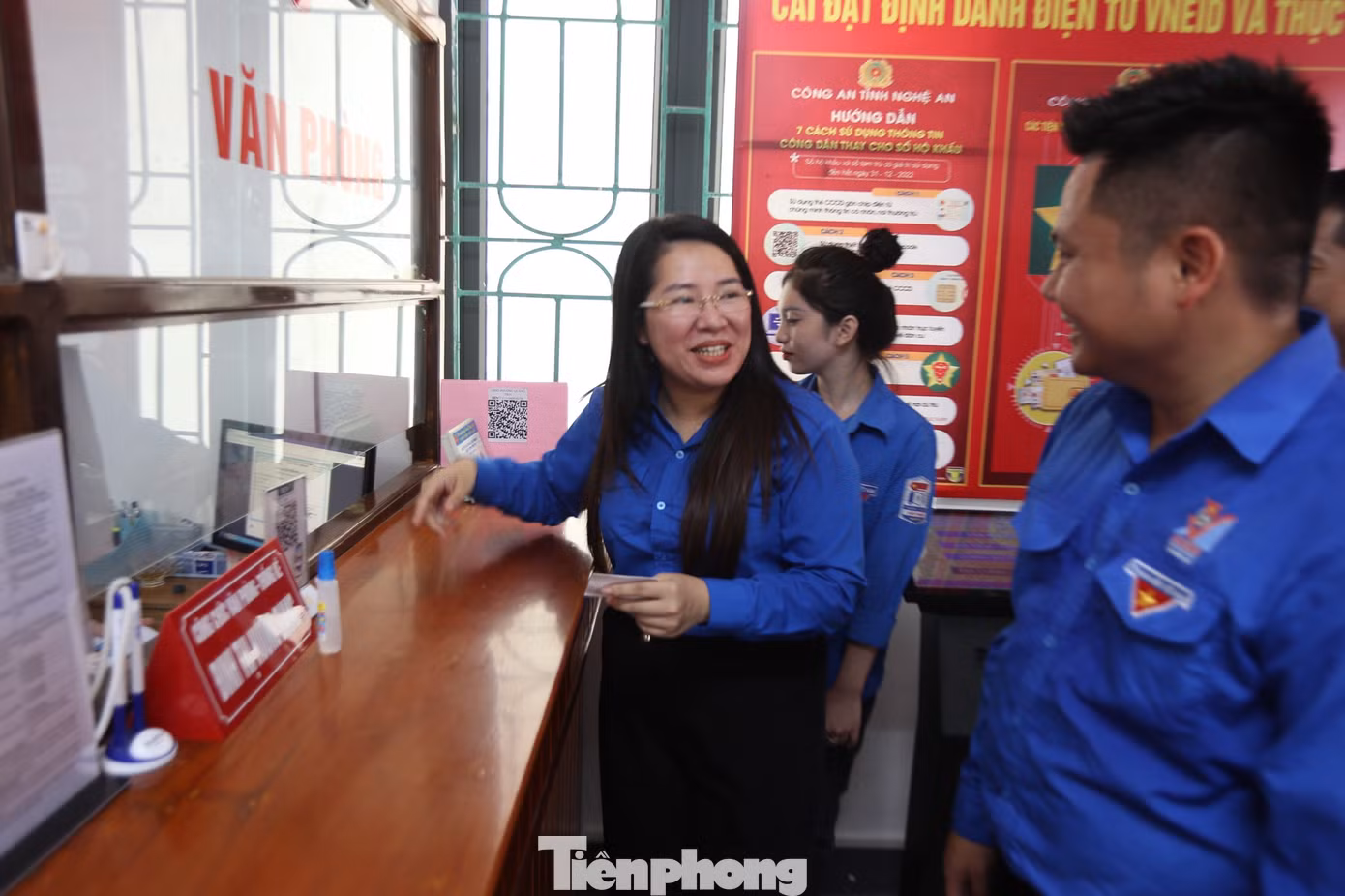 Phó Bí thư Tỉnh Đoàn Nghệ An đến thăm hỏi, động viên các đoàn viên đang hỗ trợ người dân thực hiện dịch vụ hành chính, cài đặt tài khoản định danh điện tử cho người dân tại phường Quang Tiến (TX. Thái Hòa). Được biết, thời gian qua, Thị đoàn thị xã Thái Hoà còn xây dựng nhiều điểm check-in, các địa điểm vui chơi, giải trí, điểm đến, số hóa bằng mã QR cho Đảng bộ các xã trên địa bàn.