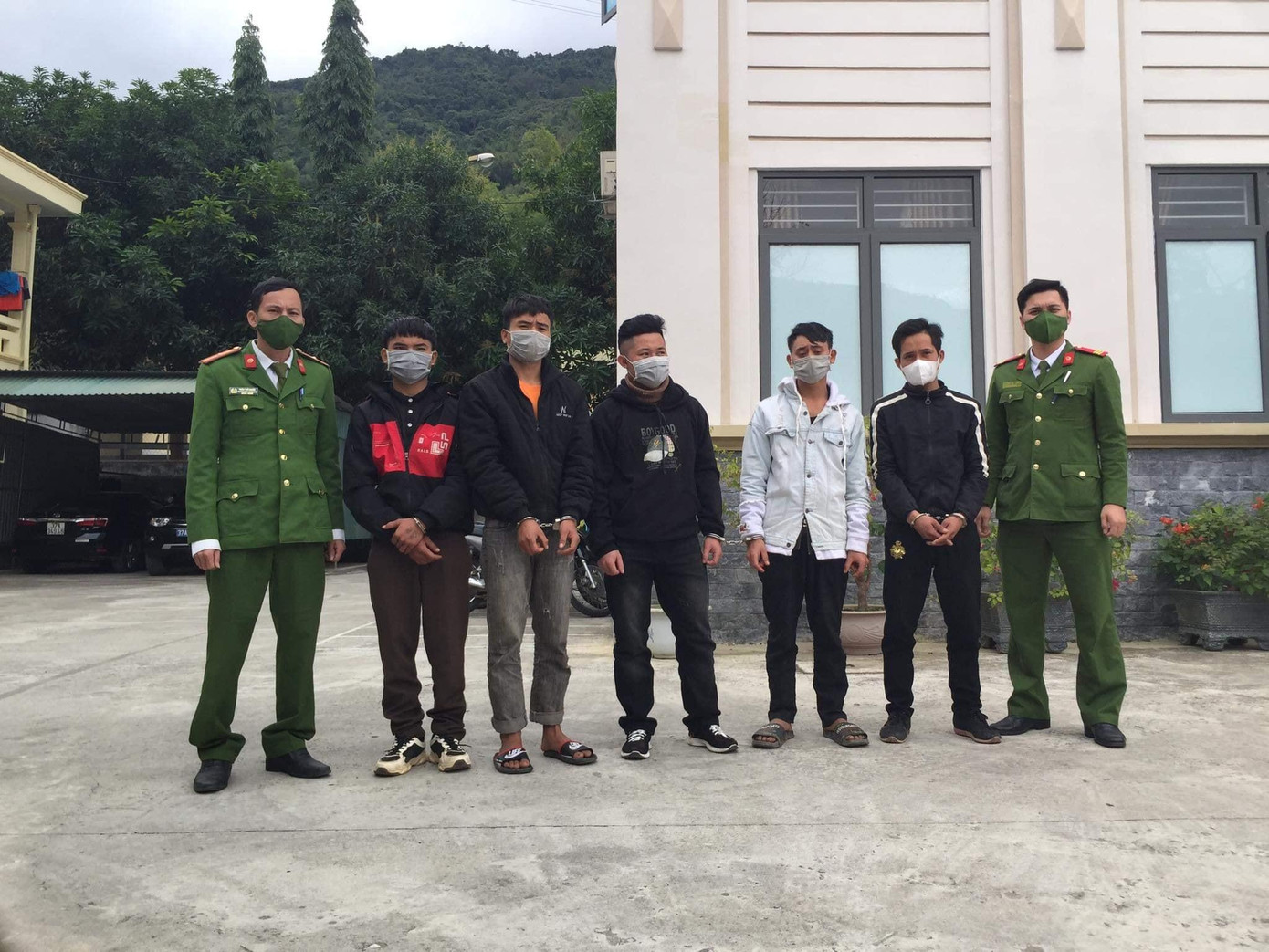 Các đối tượng tại cơ quan công an Các đối tượng tại cơ quan công an