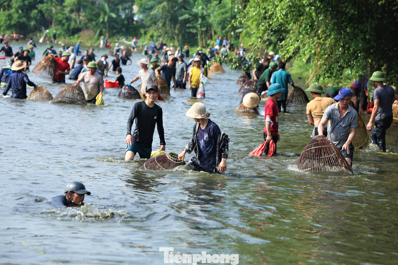 Sau những giờ ngụp lặn giữa hồ, các nơm thủ đi vào sát bờ để săn cá.