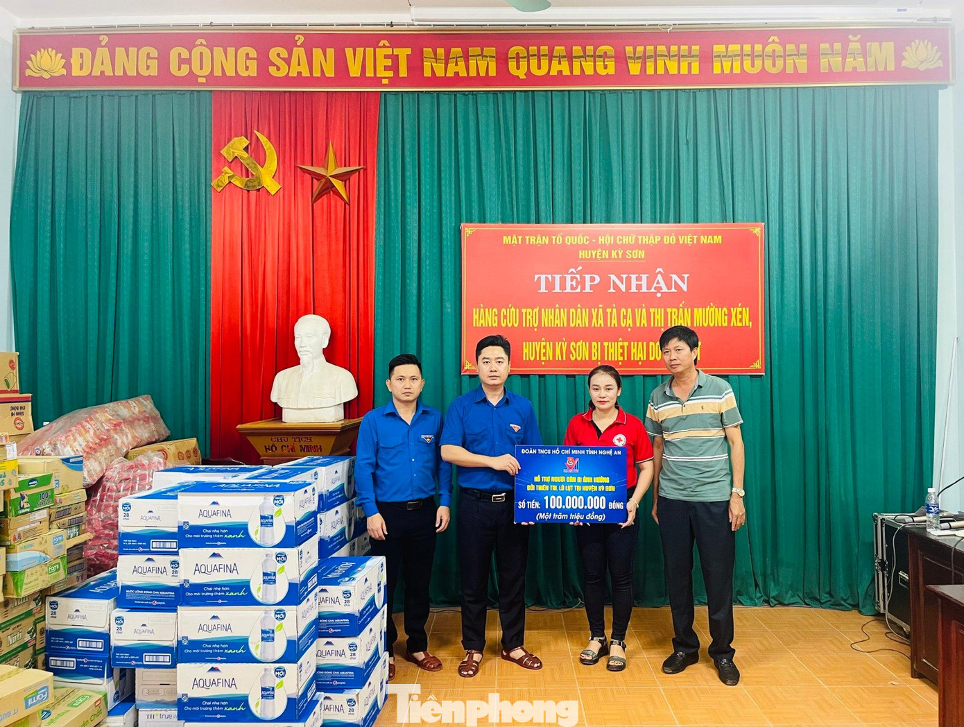Tỉnh Đoàn Nghệ An trao 100 triệu đồng cho Mặt trận Tổ quốc - Hội chữ thập đỏ Việt Nam huyện Kỳ Sơn để hỗ trợ người dân khắc phục hậu quả do lũ quét gây ra.