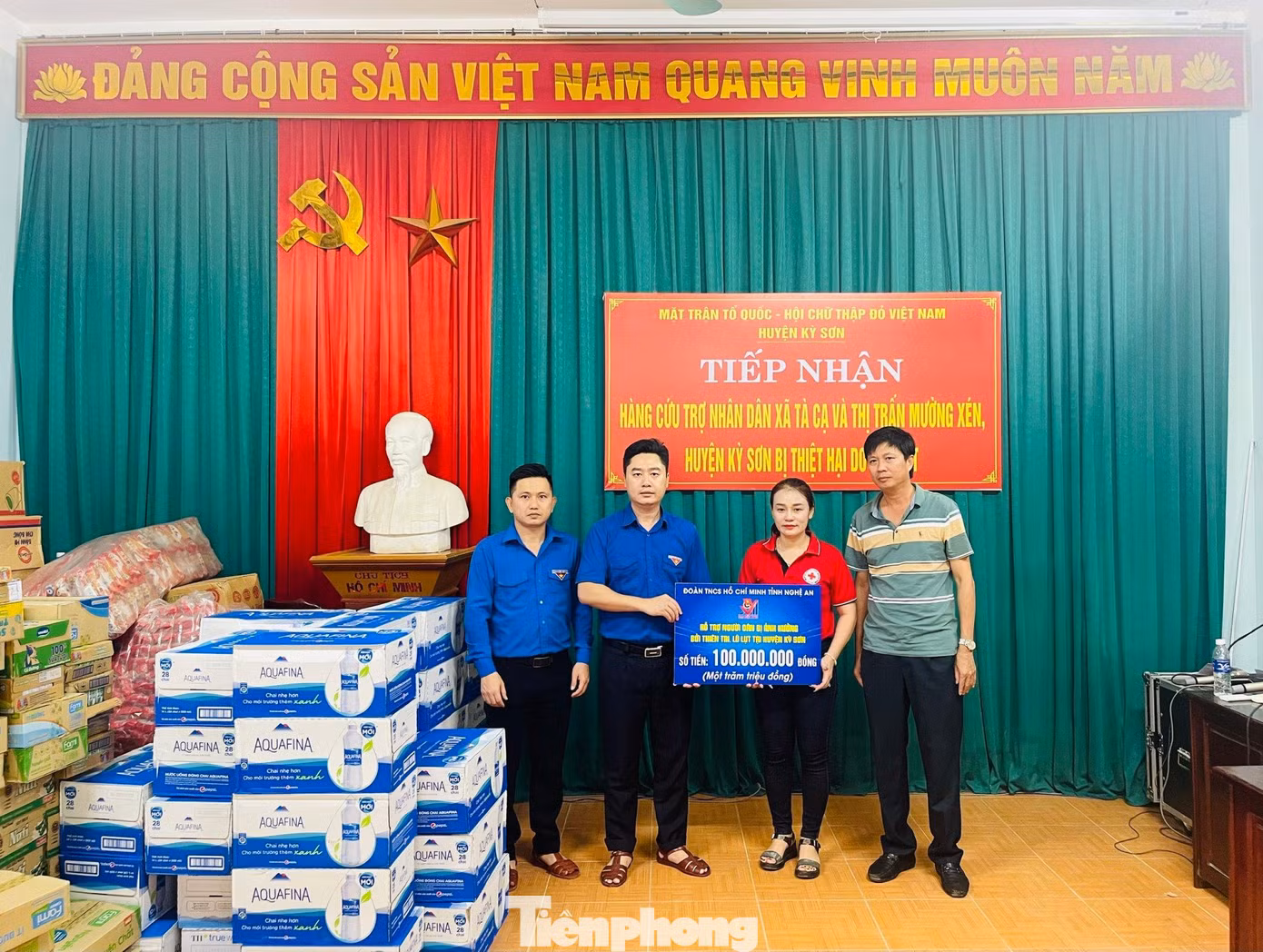 Tỉnh Đoàn Nghệ An trao 100 triệu đồng cho Mặt trận Tổ quốc - Hội chữ thập đỏ Việt Nam huyện Kỳ Sơn để hỗ trợ người dân khắc phục hậu quả do lũ quét gây ra.