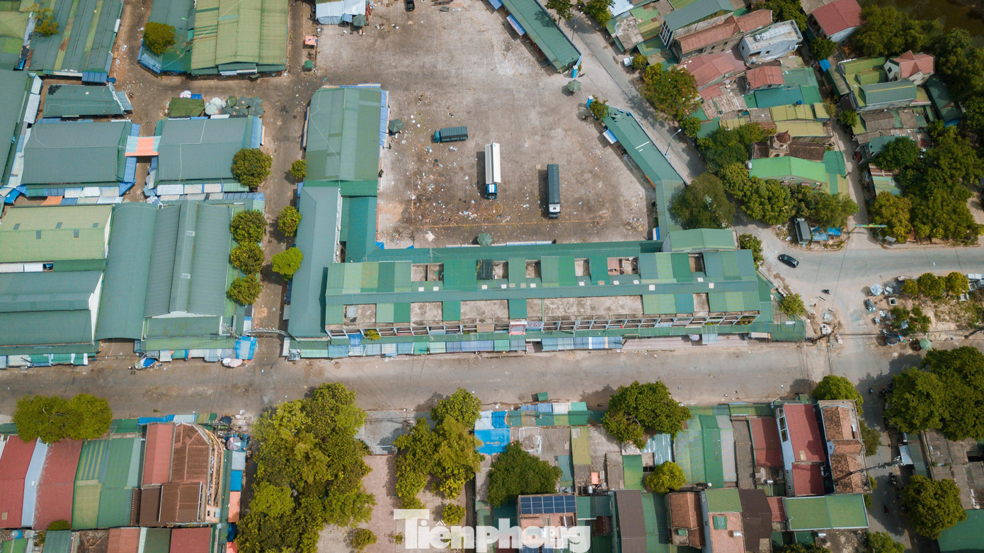Toàn cảnh chợ đầu mối thành phố Vinh nhìn từ trên cao. Toàn cảnh chợ đầu mối thành phố Vinh nhìn từ trên cao.