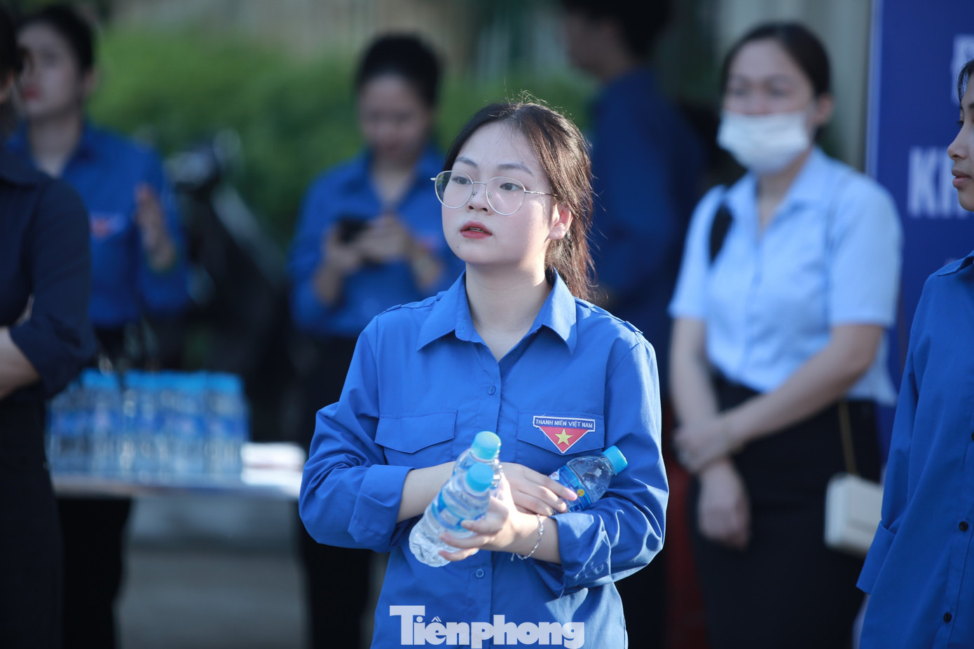 Tại Hà Tĩnh, những nữ đoàn viên tình nguyện cũng nhiệt tình tham gia hỗ trợ phát nước, tiếp sức các sĩ tử. Ảnh: Đức Phúc.