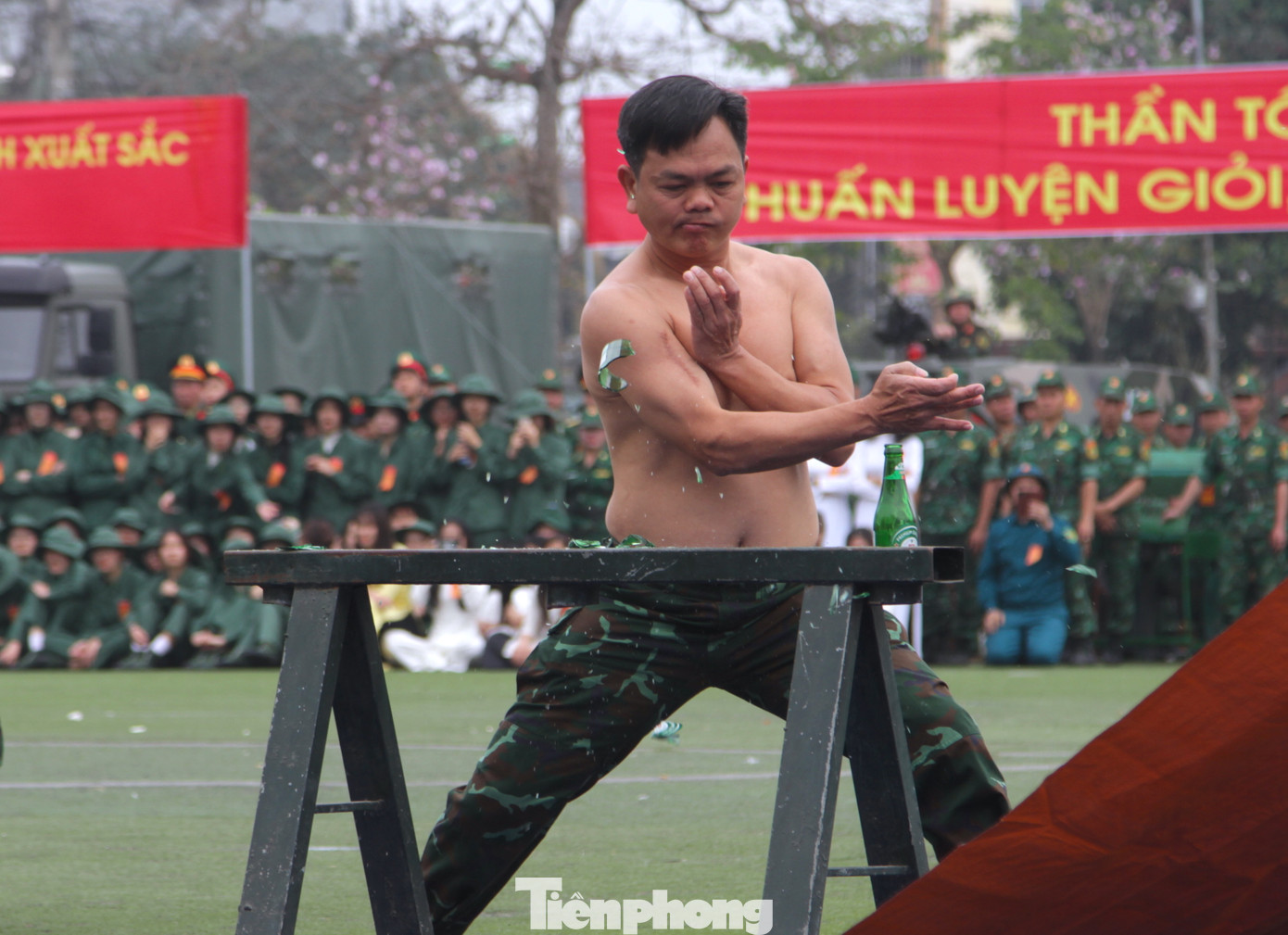 Chiến sỹ Bộ đội Biên phòng tỉnh Nghệ An biểu diễn tay không chặt vỡ chai thủy tinh.