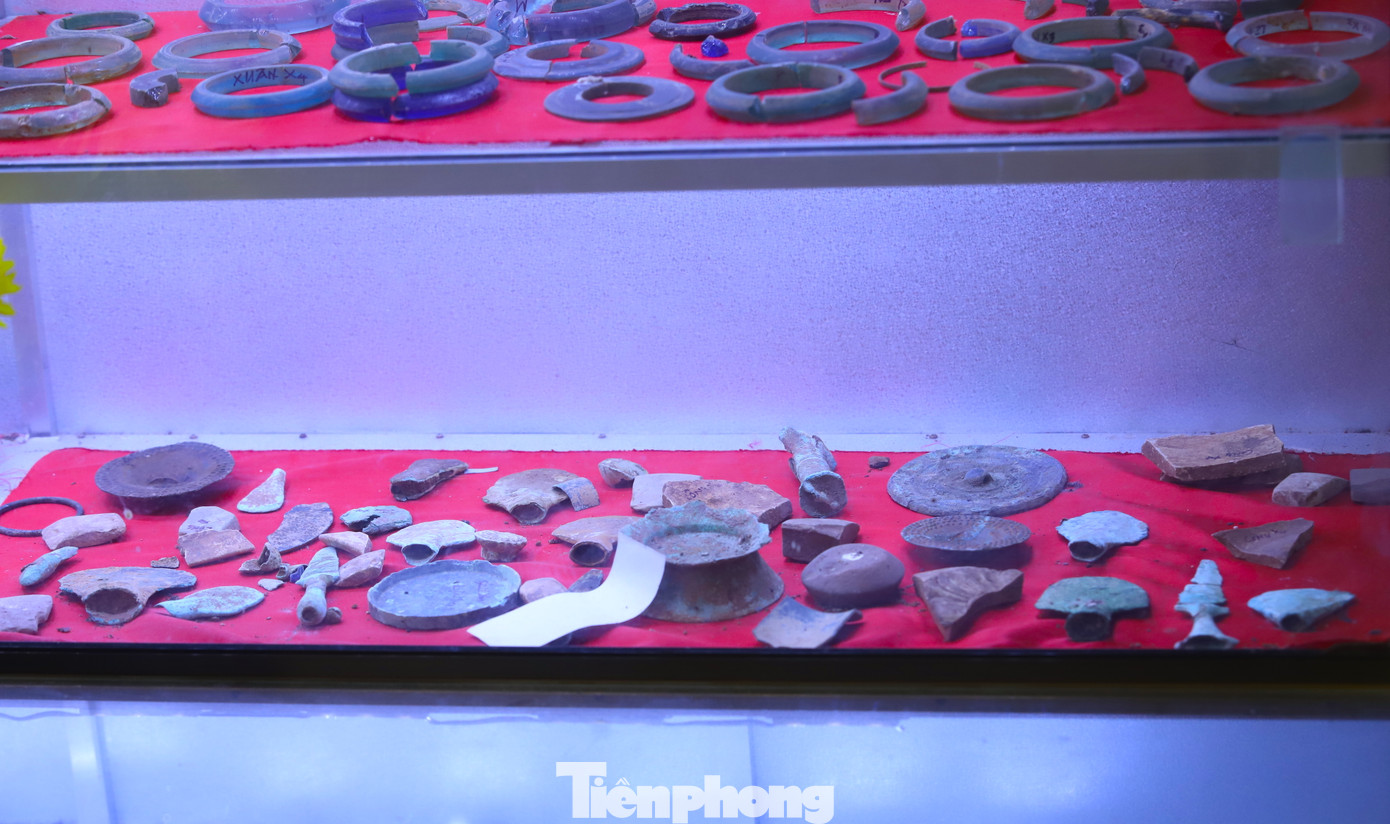 Làng Vạc là trung tâm kinh tế chính trị khá quy mô thời Hùng Vương. Đặc trưng văn hóa Làng Vạc đã góp phần khẳng định nền văn minh Việt cổ thuộc thời đại Hùng Vương không chỉ tồn tại ở vùng sông Hồng, sông Mã mà còn tồn tại ở vùng sông Lam. Trong ảnh là những vật dụng, vòng tay bằng đá, bằng đồng của người Việt cổ. (Ảnh: Rạng Đông).