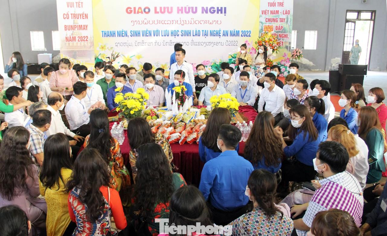 Đại biểu và lưu học sinh Lào thực hiện nghi lễ buộc chỉ cổ tay. Đây là phong tục, nét văn hóa độc đáo của nhân dân Lào trong mỗi dịp Tết cổ truyền.