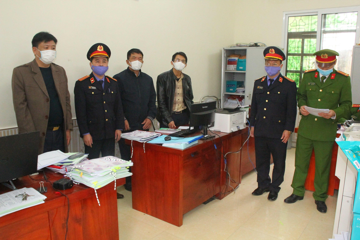 Cơ quan chức năng đọc lệnh khởi tố bị can đối với phó giám đốc và thuộc cấp XNTL Đô Lương.