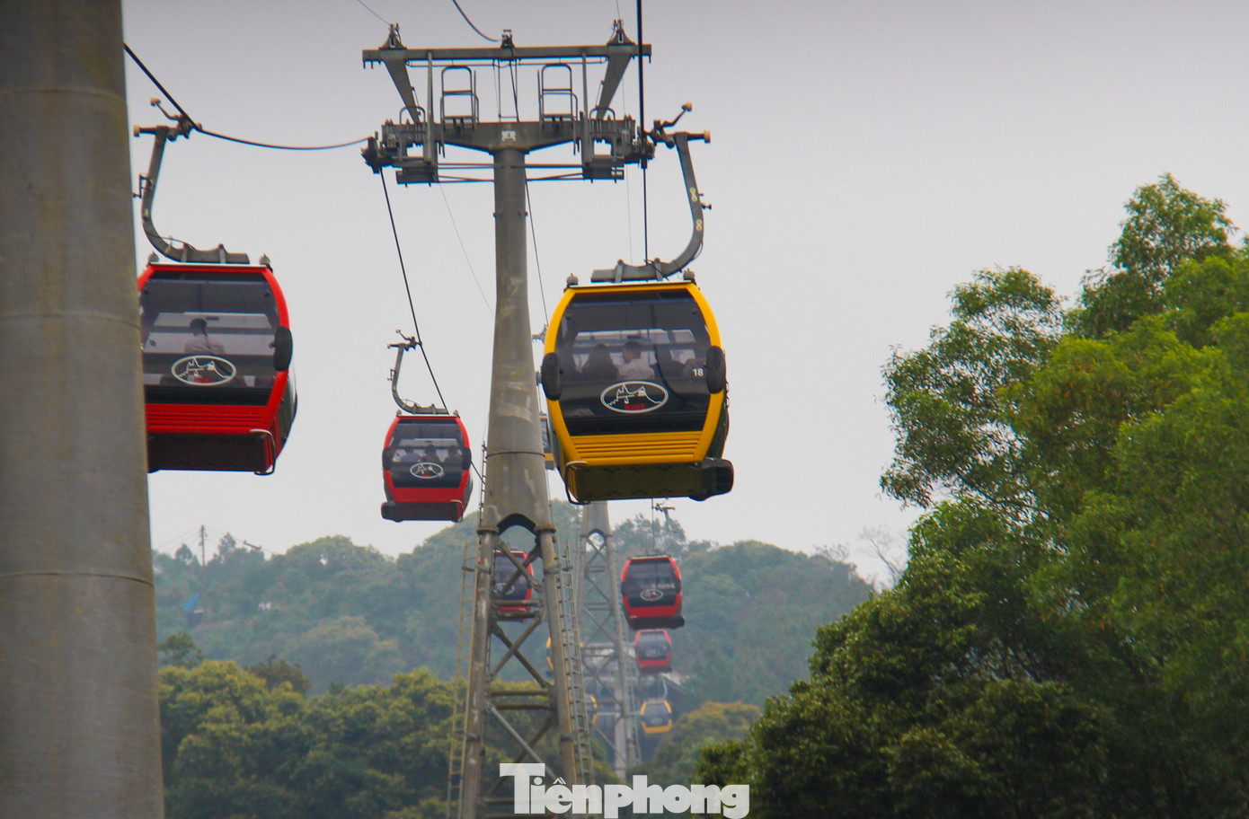 Tuyến cáp treo ở chùa Hương dài 900 m, đi qua hai ga là Miếu Cô và Hương Tích. Mỗi cabin có sức chứa khoảng 8 người di chuyển mất khoảng 5 phút. Giá vé người lớn là 180.000 đồng, trẻ em 120.000 đồng cả khứ hồi.