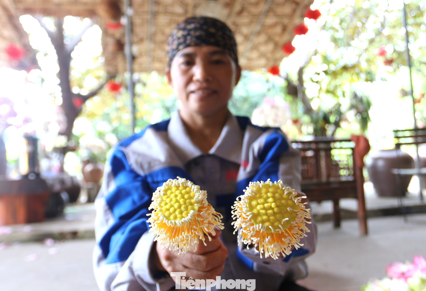 Theo anh Tiến, hiện các sản phẩm của hợp tác xã không chỉ được bán làm quà tặng khi du khách về với quê Bác mà đã có mặt ở khắp các thị trường trong Nam, ngoài Bắc, mang lại doanh thu hơn 15 tỉ đồng mỗi năm. Nhiều sản phẩm cũng được xuất ngoại qua Hàn Quốc, Pháp theo đường tiểu ngạch và được khách hàng đón nhận, ưa chuộng.