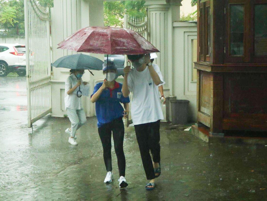 Khắp các điểm thi, tràn ngập hình ảnh màu áo xanh tình nguyện dùng ô che mưa cho thí sinh.