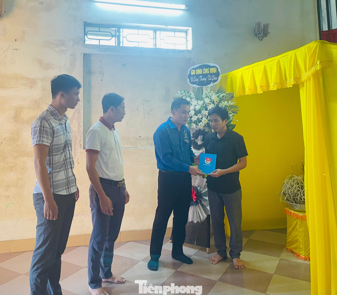 Cùng ngày, thừa uỷ quyền của Trung ương Đoàn, anh Thái Minh Sỹ - Phó Bí thư Tỉnh Đoàn Nghệ An đã đến thăm hỏi, động viên và hỗ trợ 9 gia đình tại thành phố Vinh, Nghi Lộc, Thanh Chương, Quỳnh Lưu, Diễn Châu có người thân tử vong trong đợt mưa lũ do ảnh hưởng bởi bão số 4, mỗi gia đình 3 triệu đồng.