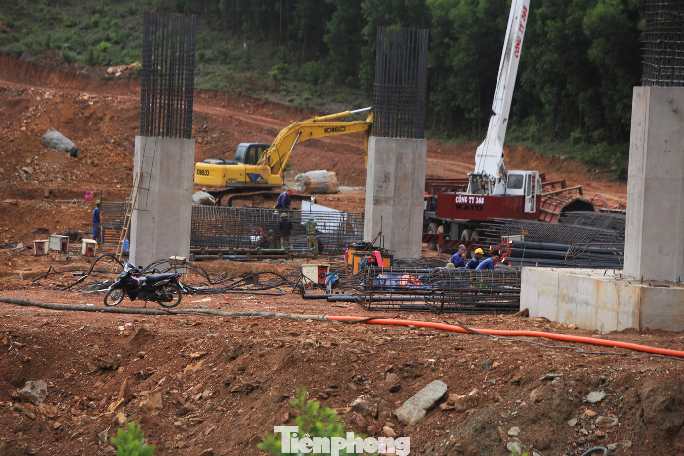 Các trụ cầu dẫn đã được dựng lên dọc tuyến đường vào hầm Đèo Bụt.