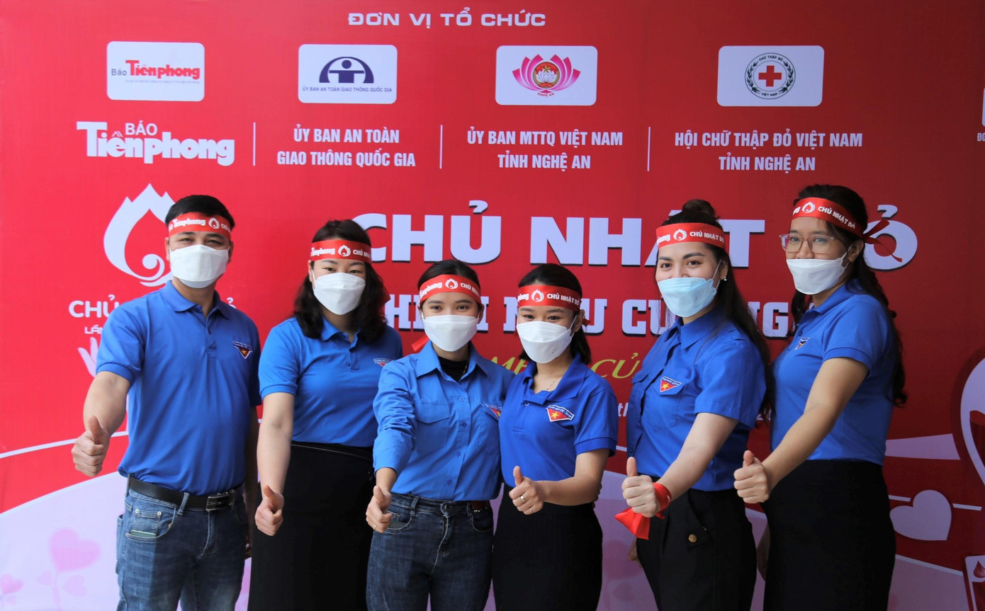 Đoàn viên, thanh niên của các cơ quan trên địa bàn tỉnh Nghệ An tham gia hiến máu.