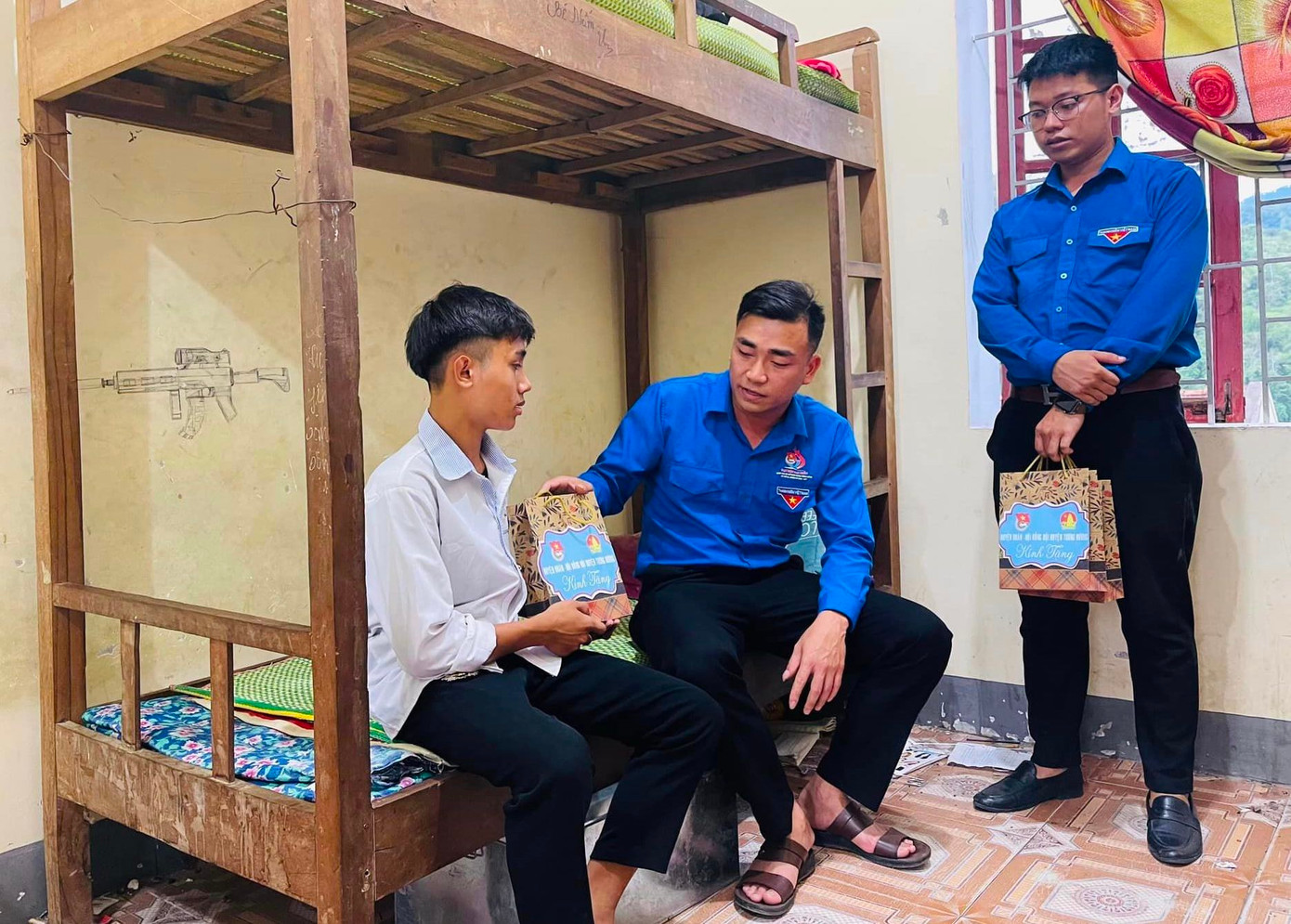 Trước đó 1 ngày, Ban thường vụ Huyện đoàn Tương Dương đã tổ chức trao quà “Nghị lực mùa thi” cho các thí sinh có hoàn cảnh khó khăn thi tuyển sinh vào lớp 10 trên địa bàn huyện.