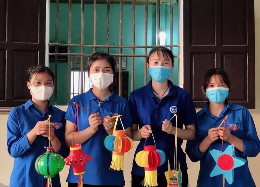 Đoàn viên thanh niên cùng với những chiếc đèn lồng xinh xắn sẽ mang lại niềm vui cho các em nhỏ khi Tết Trung thu về.