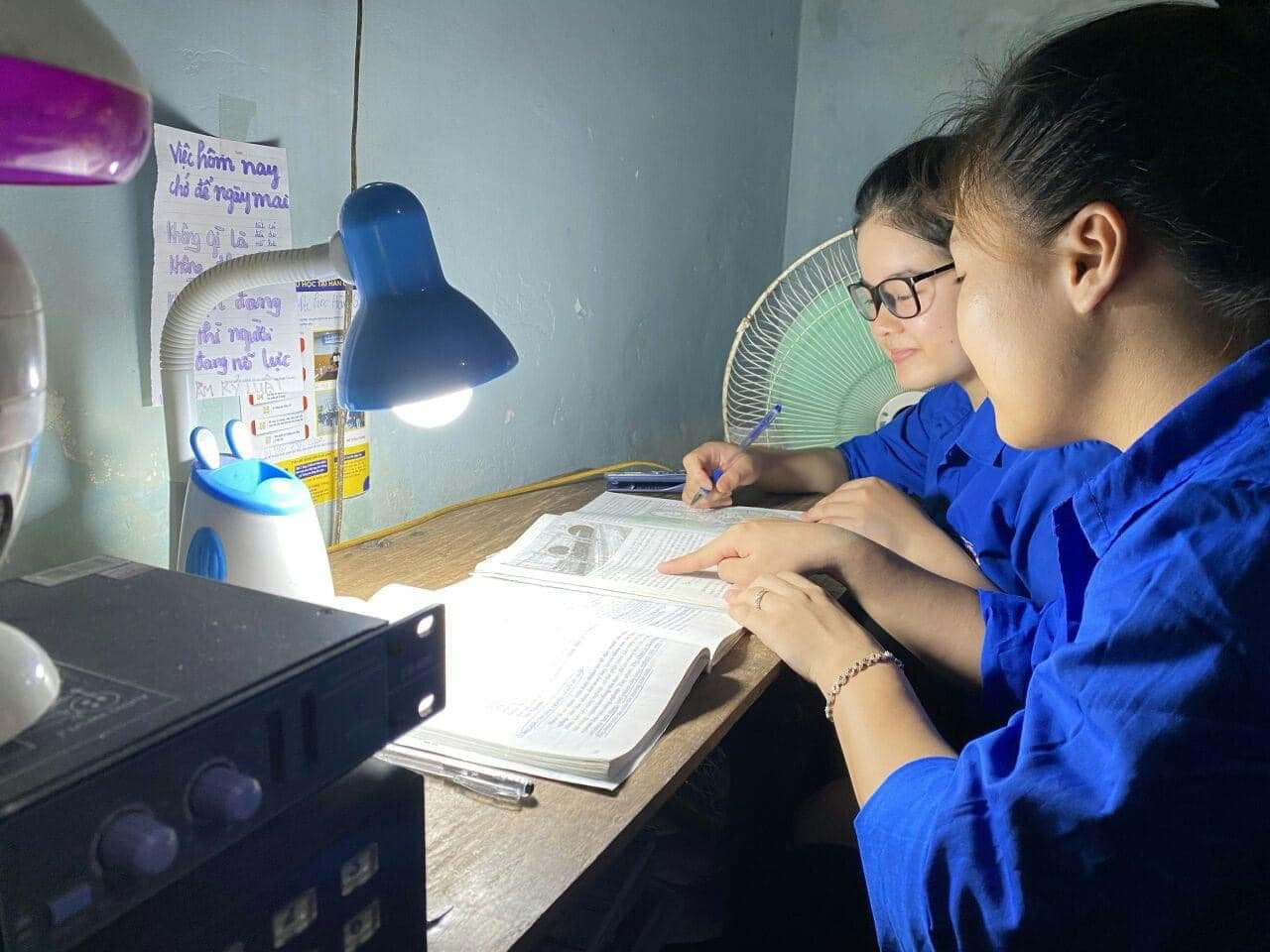 Hiện tại, mô hình hỗ trợ kèm cặp các học sinh ôn thi đã tổ chức được tại 7 xã của huyện Đô Lương. Sắp tới, đoàn thanh niên các xã khác cũng sẽ triển khai mô hình để kịp thời hỗ trợ các học sinh cho kỳ thi THPT Quốc gia tới đây. Ngoài ra, Ban Thường vụ Huyện đoàn Đô Lương sẽ tiếp tục chỉ đạo các cơ sở Đoàn tích cực rà soát các thí sinh có hoàn cảnh đặc biệt khó khăn để kịp thời hỗ trợ các em tham gia kỳ thi. Qua đó, góp phần hoàn thành các chỉ tiêu của Chiến dịch Thanh niên tình nguyện hè năm 2023. Hiện tại, mô hình hỗ trợ kèm cặp các học sinh ôn thi đã tổ chức được tại 7 xã của huyện Đô Lương. Sắp tới, đoàn thanh niên các xã khác cũng sẽ triển khai mô hình để kịp thời hỗ trợ các học sinh cho kỳ thi THPT Quốc gia tới đây. Ngoài ra, Ban Thường vụ Huyện đoàn Đô Lương sẽ tiếp tục chỉ đạo các cơ sở Đoàn tích cực rà soát các thí sinh có hoàn cảnh đặc biệt khó khăn để kịp thời hỗ trợ các em tham gia kỳ thi. Qua đó, góp phần hoàn thành các chỉ tiêu của Chiến dịch Thanh niên tình nguyện hè năm 2023.