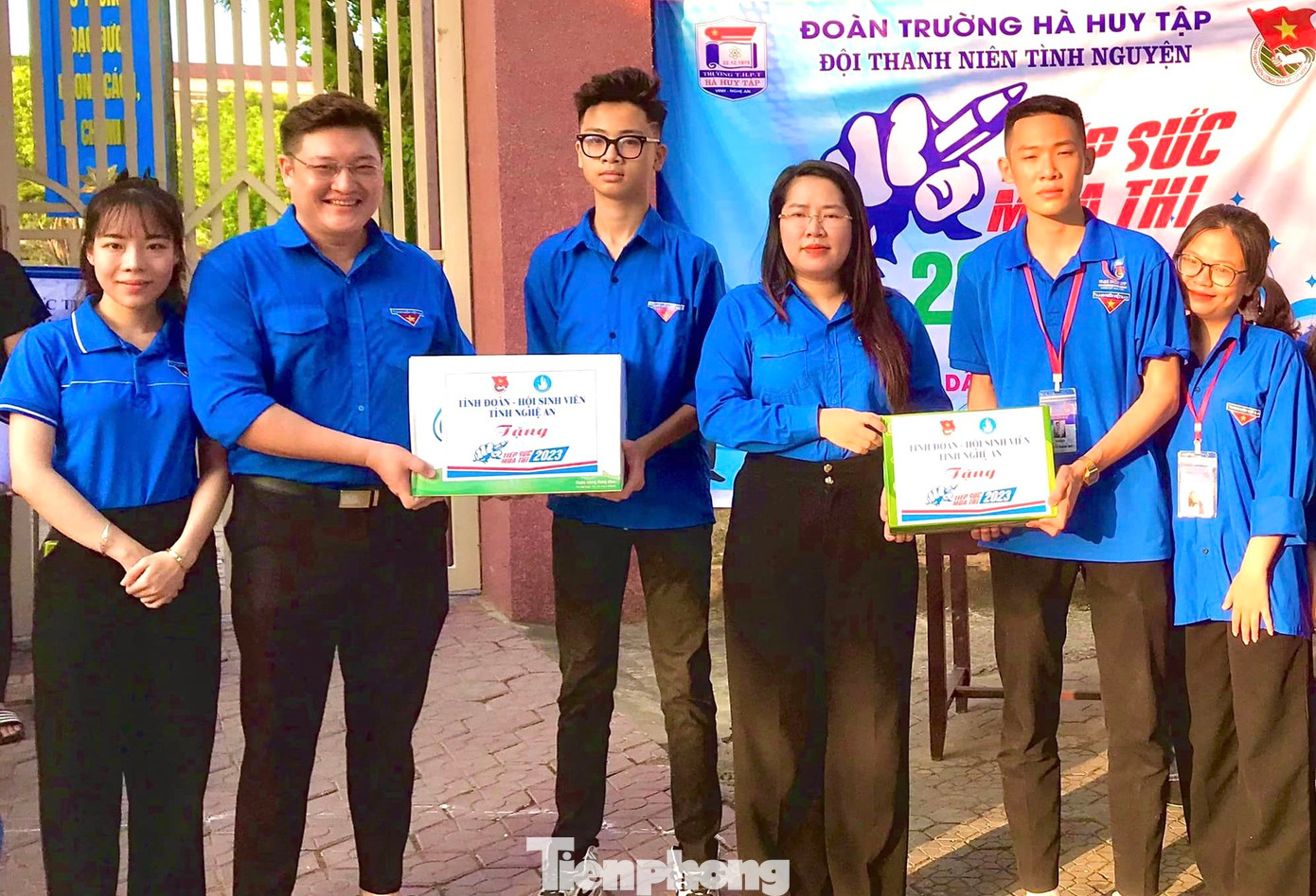 Thực hiện chương trình tiếp sức mùa thi năm 2023, Ban thường vụ Tỉnh Đoàn Nghệ An đã chủ động xây dựng kế hoạch với nhiều chương trình hỗ trợ thí sinh ý nghĩa, thiết thực. Hơn 200 đội hình tình nguyện, với hơn 2.700 thanh niên tỉnh Nghệ An đã triển khai nhiều hoạt động ý nghĩa nhằm hỗ trợ tối đa cho sĩ tử tại 70 điểm thi trên địa bàn toàn tỉnh.