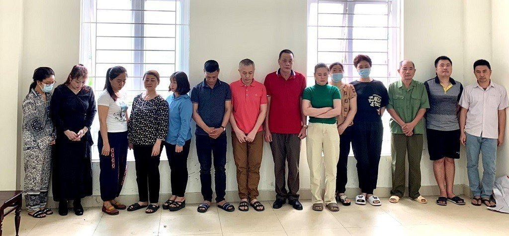 Các đối tượng trong đường dây lô đề tại cơ quan công an. Các đối tượng trong đường dây lô đề tại cơ quan công an.