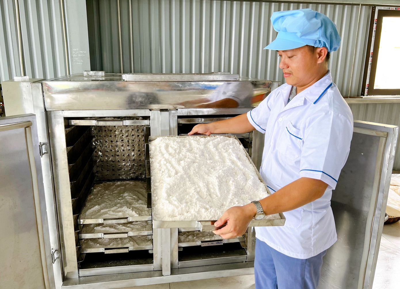 Vợ chồng chị Thắm đã sản xuất ra loại muối giảm mặn độc đáo, có giá trị dinh dưỡng cao.