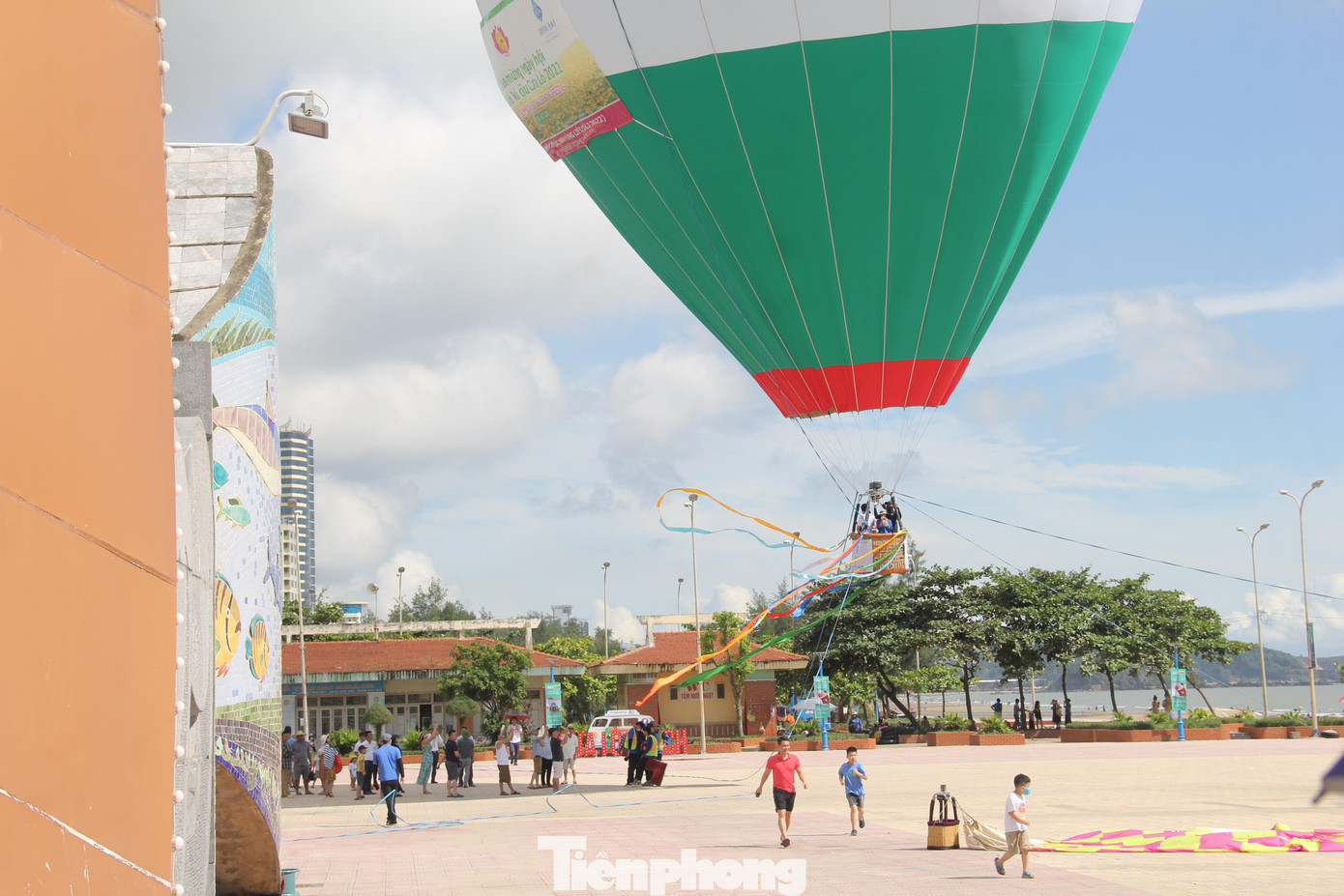 Nắng nóng diễn ra từ sáng sớm, song rất đông người dân và du khách vẫn đổ về phố biển Cửa Lò để có dịp được trải nghiệm ngày hội khinh khí cầu.