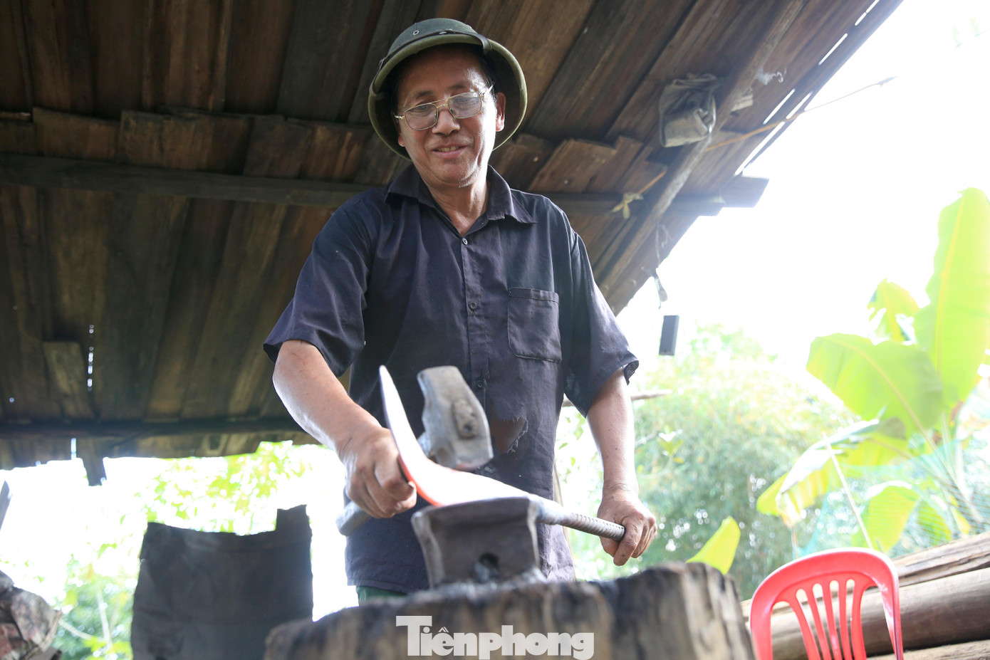 Ngoài kinh nghiệm tôi thép, còn có rất nhiều bí quyết khác như việc chọn thép tốt, phù hợp cho từng sản phẩm. Để có con dao mang độ sắc và độ bền thì nên dùng nhíp ô tô để rèn. Trong lúc rèn, nếu tôi thép chưa đủ độ nóng thì thép non, không dùng lâu được, mà tôi quá lửa lại hay bị gãy. Ngoài kinh nghiệm tôi thép, còn có rất nhiều bí quyết khác như việc chọn thép tốt, phù hợp cho từng sản phẩm. Để có con dao mang độ sắc và độ bền thì nên dùng nhíp ô tô để rèn. Trong lúc rèn, nếu tôi thép chưa đủ độ nóng thì thép non, không dùng lâu được, mà tôi quá lửa lại hay bị gãy.