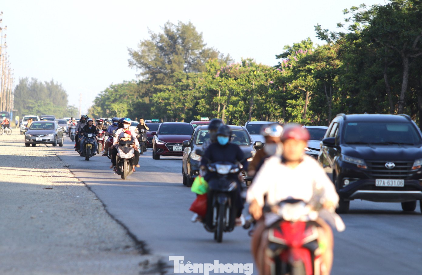 Cứ mỗi buổi chiều đến, các tuyến đường lớn đổ về trung tâm bãi biển Cửa Lò đông nghẹt xe, các phương tiện.