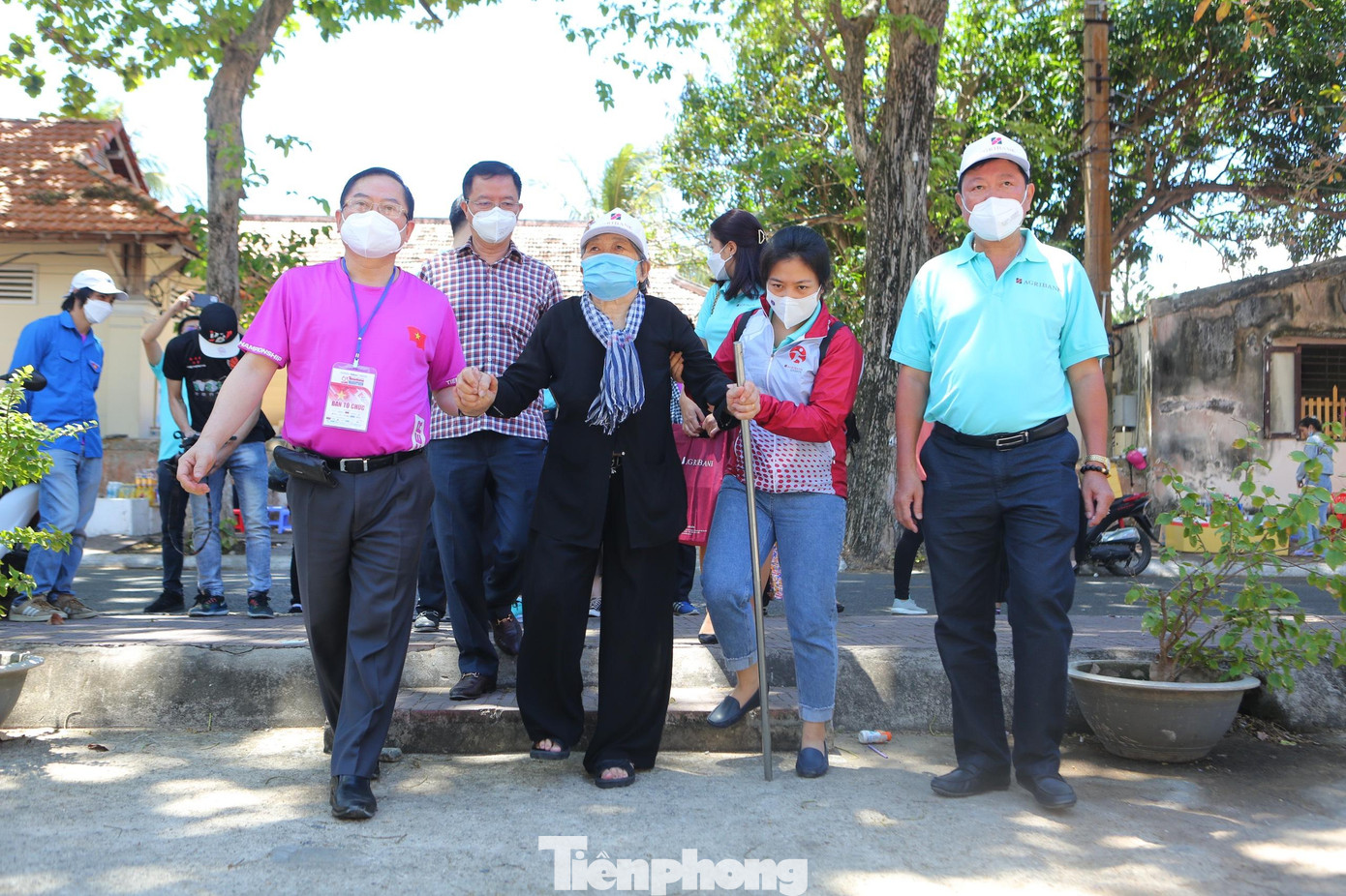 Tổng Biên tập báo Tiền Phong Lê Xuân Sơn, đại diện ngân hàng Agribank cùng nữ cựu tù Côn Đảo Nguyễn Thị Ni (sinh năm 1939) thăm lại nhà tù Phú Hải, nơi bà từng bị địch giam cầm.