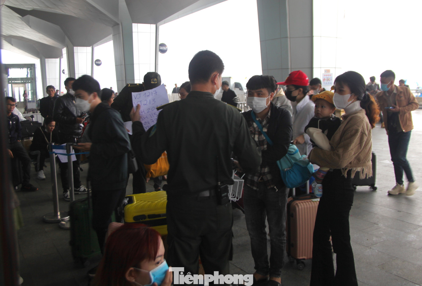 Lực lượng an ninh đứng ở cổng ra vào để đón tiếp hành khách vào khu vực làm thủ tục cảng sân bay. Chỉ những hành khách nào sắp đến giờ bay mới được vào trong. Những hành khách hoặc người thân phải đứng phía ngoài chờ vì bên trong không còn chỗ trống.