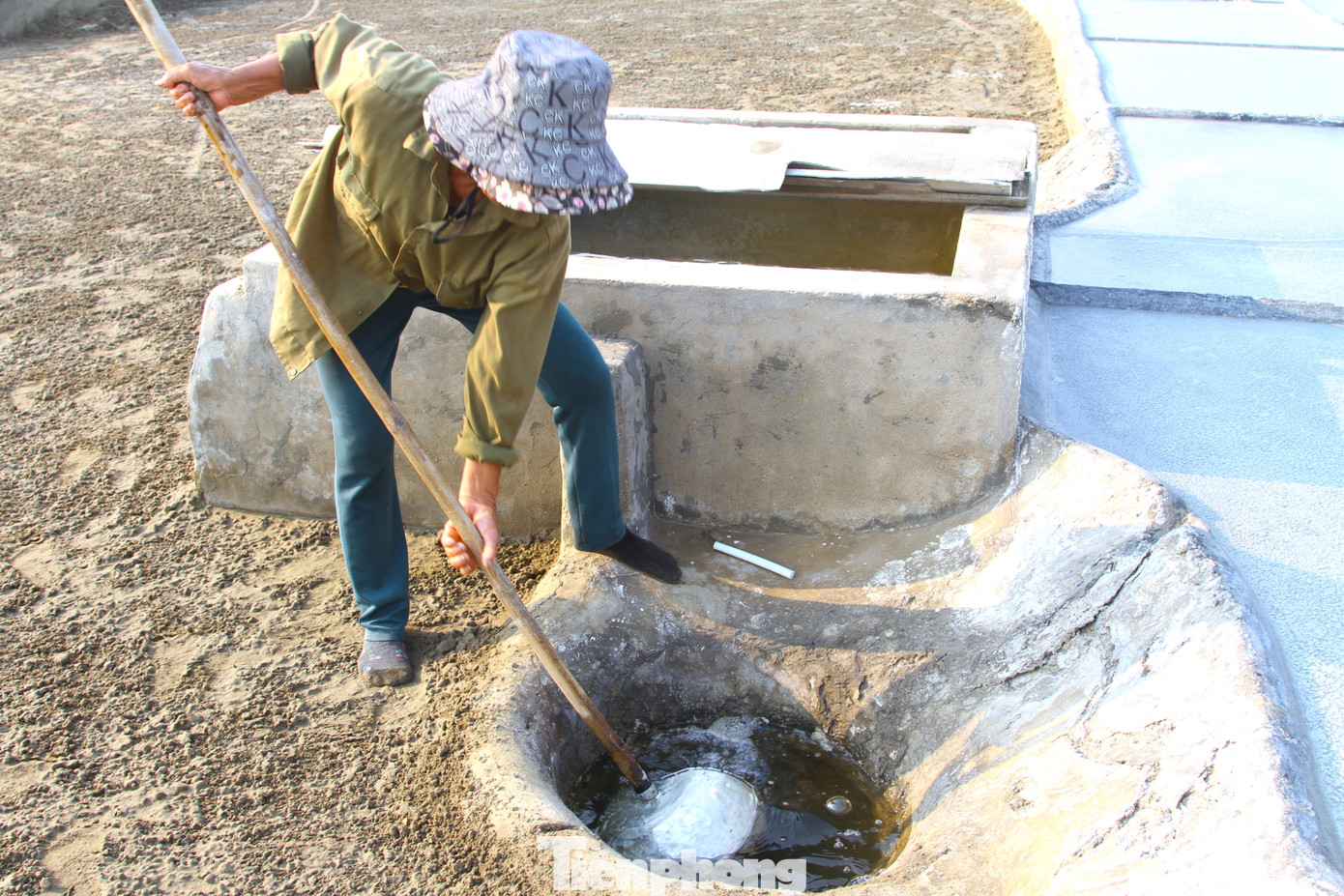 Nước thu lại đạt độ mặn sẽ được múc lên phơi dưới nắng nóng và thu lại hạt muối.