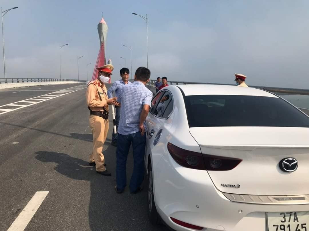 CSGT xử lý phương tiện dừng đỗ trái quy định trên cầu Cửa Hội.