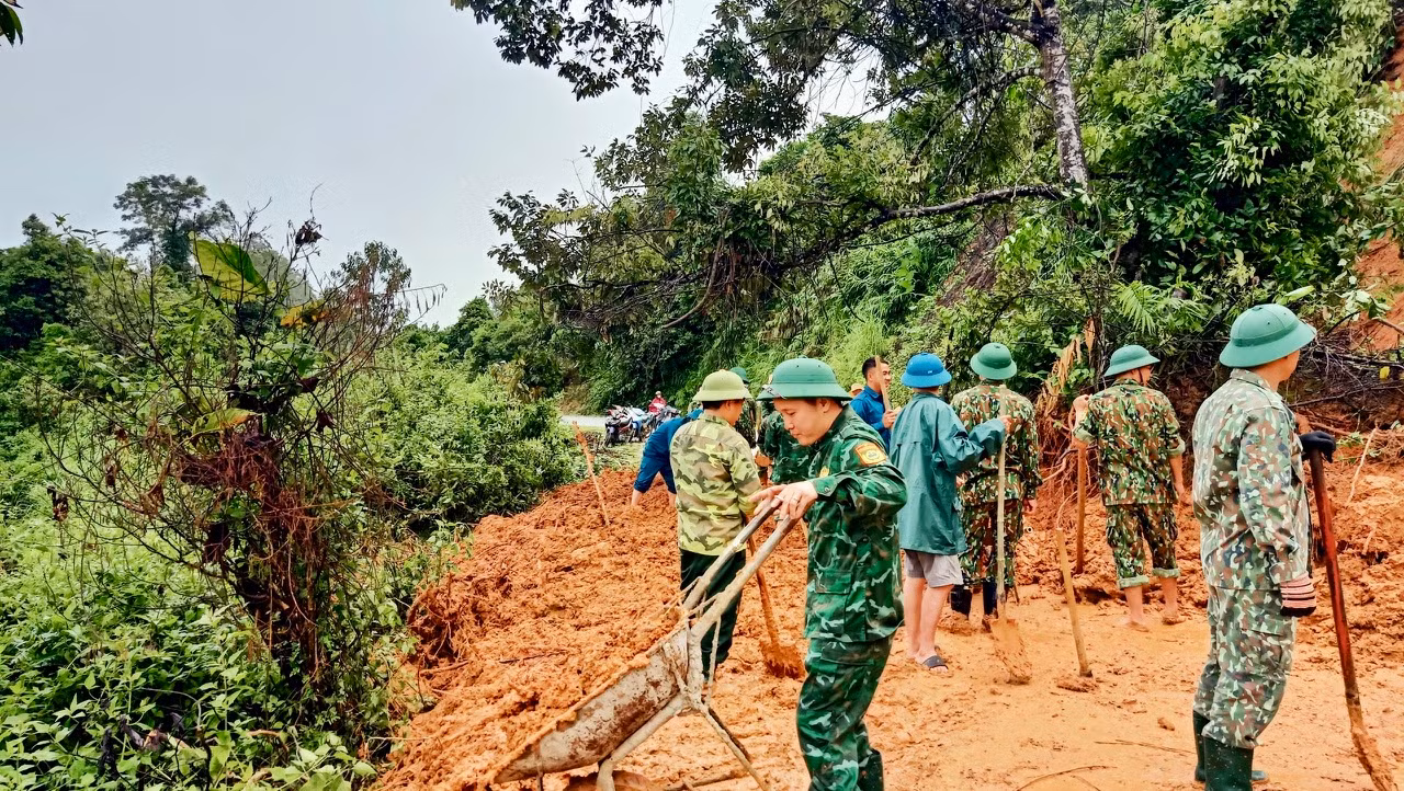 Ngày 29/9, Đồn Biên phòng Nậm Càn (BĐBP Nghệ An) cử 20 cán bộ, chiến sỹ cùng người dân xã Nậm Càn triển khai nạo vét đất, đá, bùn sạt lở, chặt cây đổ.… nhằm giải tỏa ách tắc giao thông đảm bảo cho người và phương tiện đi lại.