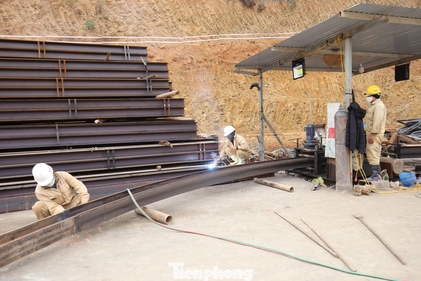 Tiếng công nhân, tiếng động cơ xe tải, tiếng máy cắt đá… rộn vang cả một vùng.