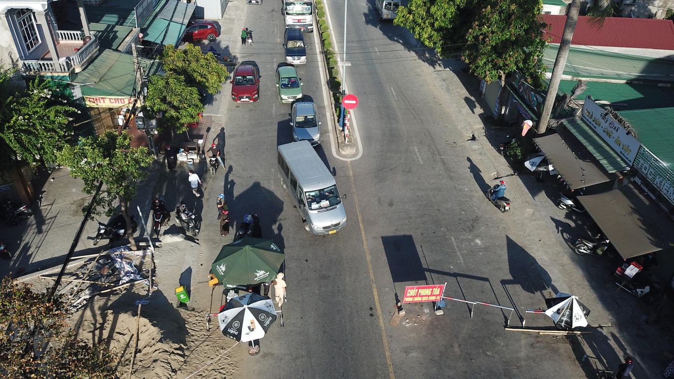 Điểm chốt trên quốc lộ 46 đoạn qua xã Hưng Chính, thành phố Vinh.