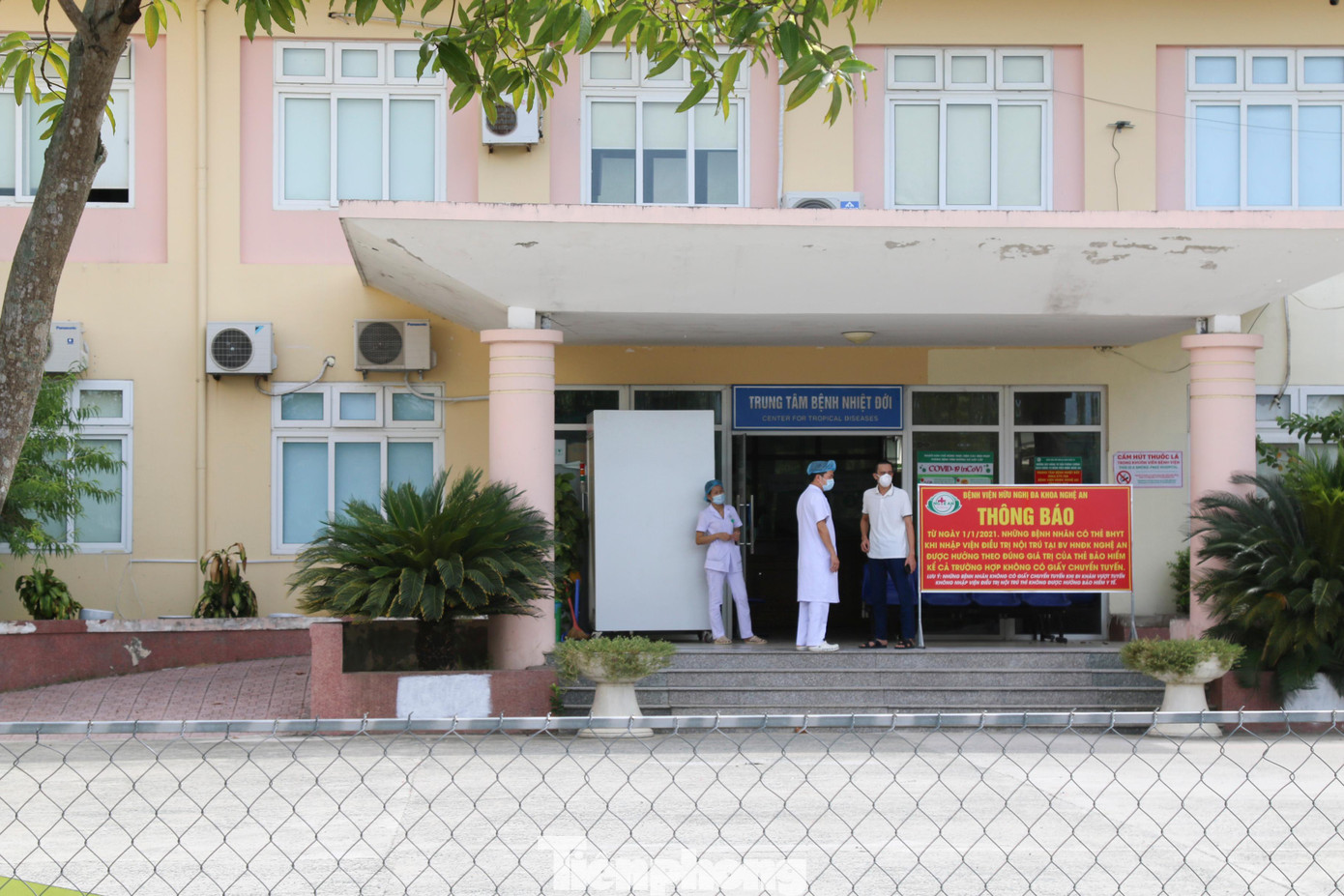 Từ ngày 13/6/2021, thành phố Vinh ghi nhận bệnh nhân dương tính với virus SARS-CoV-2 đầu tiên, Ban chỉ đạo Phòng chống dịch COVID-19 tỉnh Nghệ An đã quyết định lấy Trung tâm Bệnh Nhiệt đới - Bệnh viện Hữu nghị Đa khoa Nghệ An là nơi điều trị cho tất cả các bệnh nhân mắc COVID-19 trong tỉnh. Toàn trung tâm có 46 cán bộ nhân viên, hiện đã tăng cường thêm 10 điều dưỡng và 6 bác sỹ điều trị.