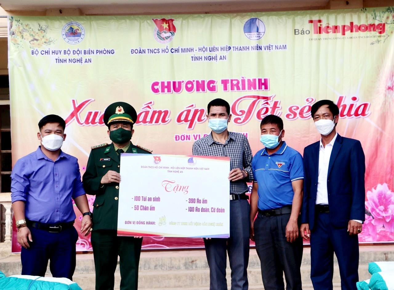 Đại tá Trần Đăng Khoa - Phó Chính ủy Bộ Chỉ huy BĐBP tỉnh Nghệ An; ông Tăng Văn Lực - Giám đốc Công ty TNHH Bất động sản Nghệ Nhân trao biển tượng trưng quà tặng cho đại diện UBND xã Đoọc Mạy, huyện Kỳ Sơn.