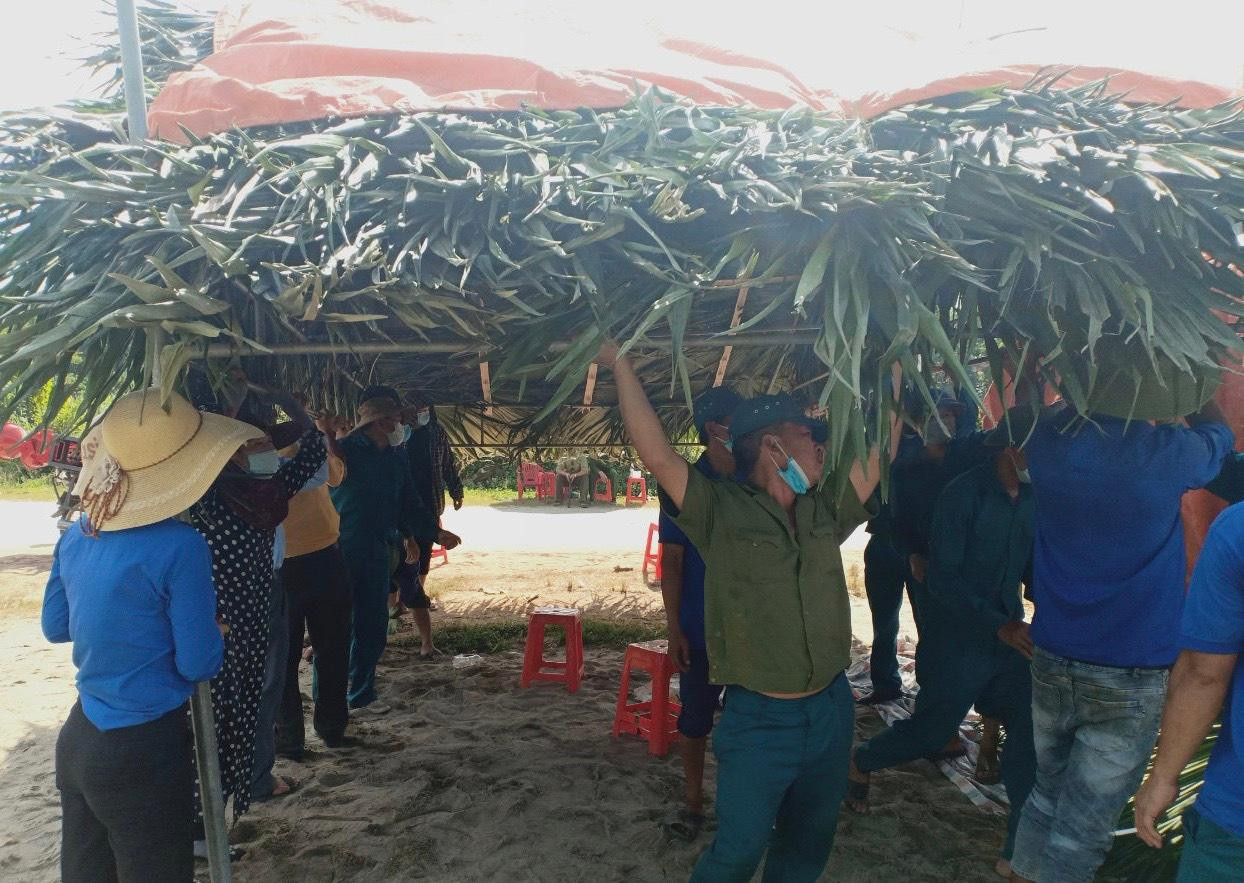 Từng điểm chốt mái lá cọ được dựng nên là sự đoàn kết, chung tay đẩy lùi dịch bệnh của toàn dân.