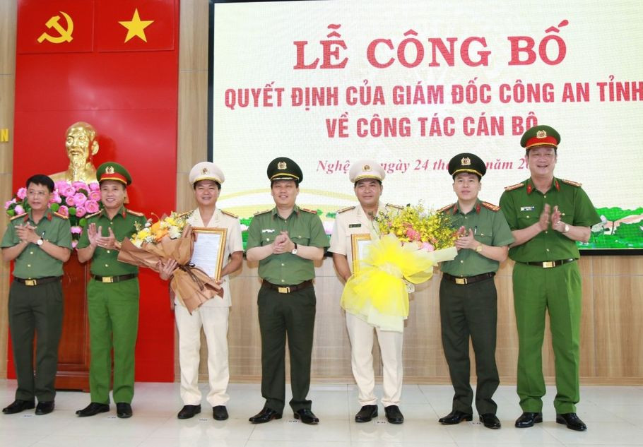 Lãnh đạo Công an tỉnh Nghệ An trao quyết định và chúc mừng Thượng tá Phạm Thành Long và Thượng tá Vi Văn Giang.