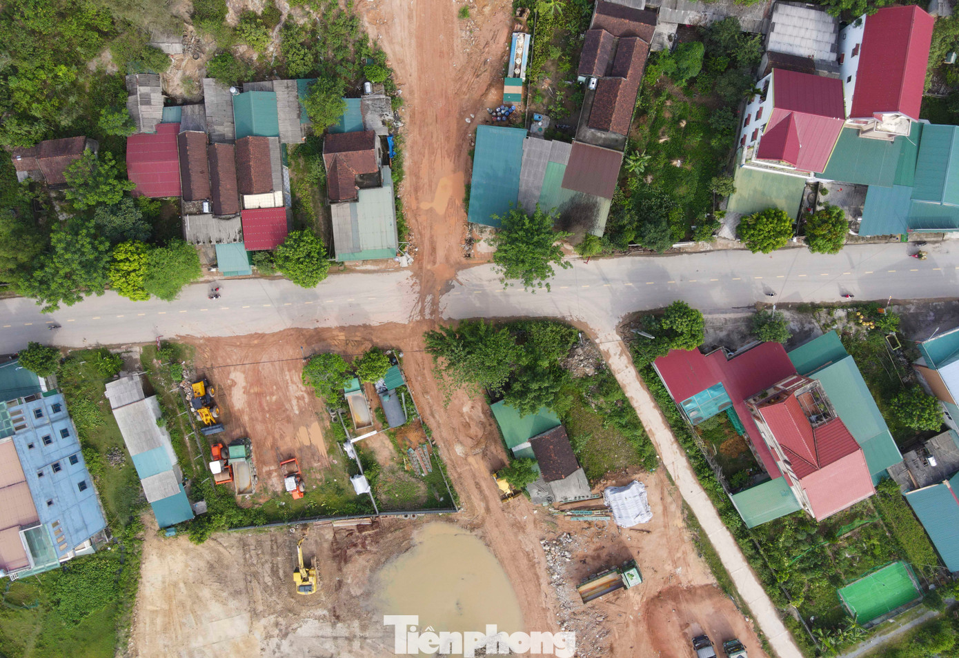 Một số hộ dân trên tuyến đường đang chờ khu tái định cư hoàn thành để di dời đến nơi ở mới, bàn giao mặt bằng cho việc xây dựng cao tốc.