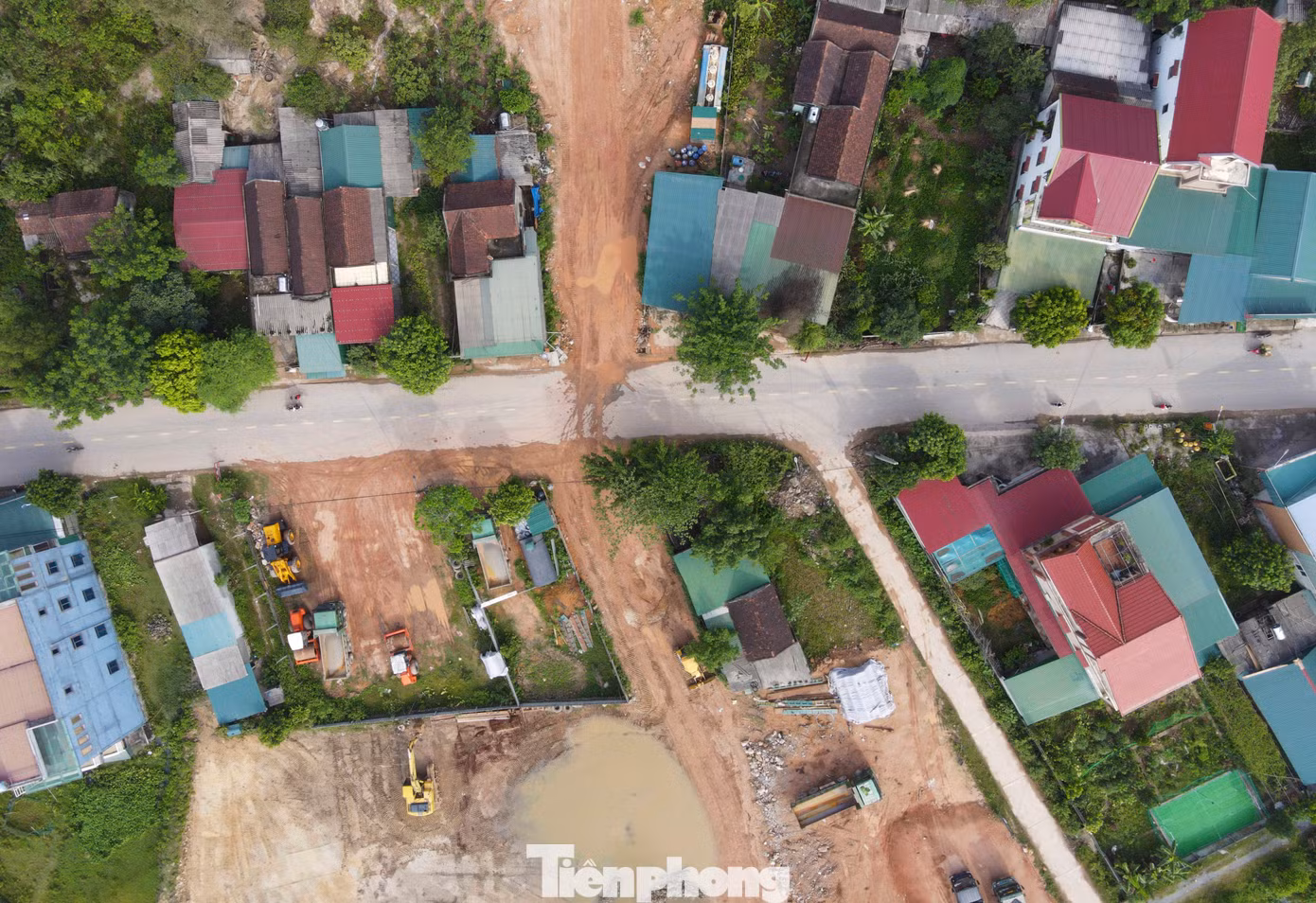 Một số hộ dân trên tuyến đường đang chờ khu tái định cư hoàn thành để di dời đến nơi ở mới, bàn giao mặt bằng cho việc xây dựng cao tốc. Một số hộ dân trên tuyến đường đang chờ khu tái định cư hoàn thành để di dời đến nơi ở mới, bàn giao mặt bằng cho việc xây dựng cao tốc.