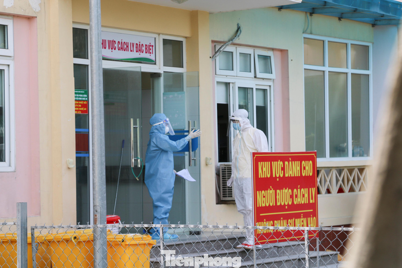 Hai nhân viên y tế làm thủ tục tiếp nhận bệnh nhân mắc COVID-19 đến cách ly, điều trị tại Trung tâm.