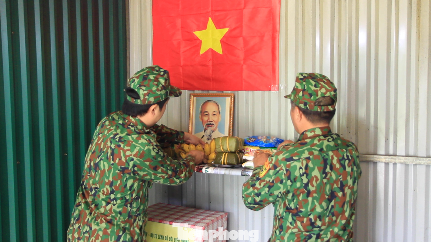 Những chiếc bánh chưng được gói cùng với đồng bào các dân tộc, mâm ngũ quả được chuẩn bị chu đáo, những cây quất, cành đào đã được cán bộ, chiến sĩ chuẩn bị chu đáo để đón một cái Tết mới nơi biên cương.