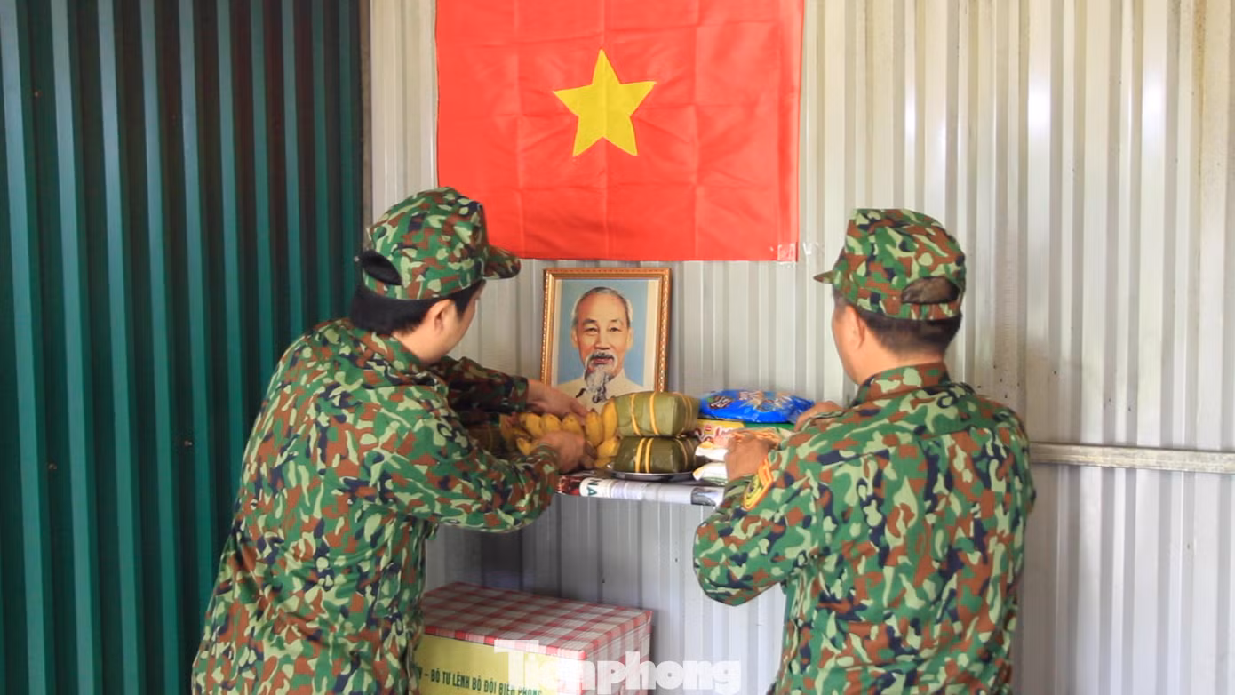 Những chiếc bánh chưng được gói cùng với đồng bào các dân tộc, mâm ngũ quả được chuẩn bị chu đáo, những cây quất, cành đào đã được cán bộ, chiến sĩ chuẩn bị chu đáo để đón một cái Tết mới nơi biên cương.