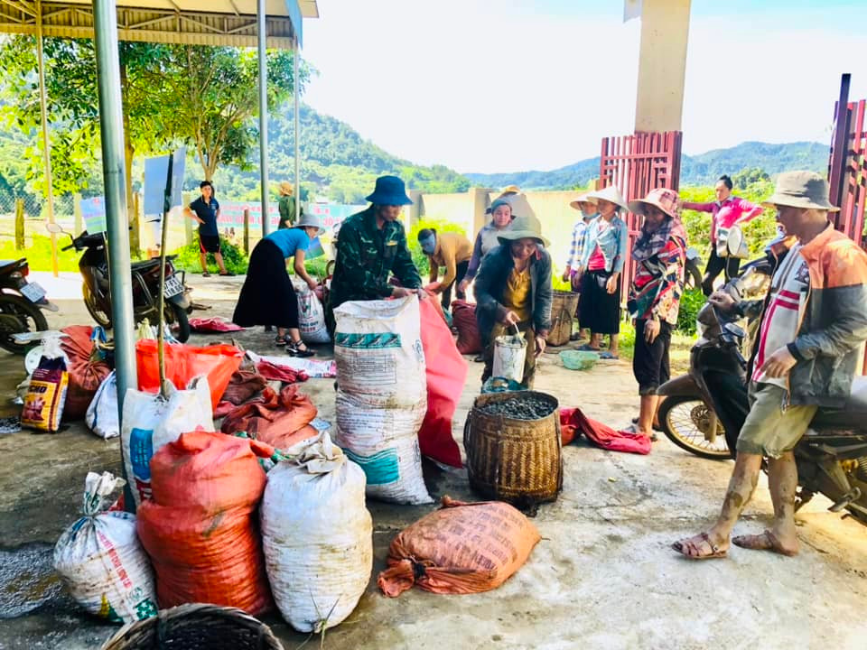 Chỉ trong vòng hơn 1 giờ đồng hồ, 3 tổ thi đã bắt được hơn 1 tấn ốc bươu vàng lớn nhỏ. Chỉ trong vòng hơn 1 giờ đồng hồ, 3 tổ thi đã bắt được hơn 1 tấn ốc bươu vàng lớn nhỏ.