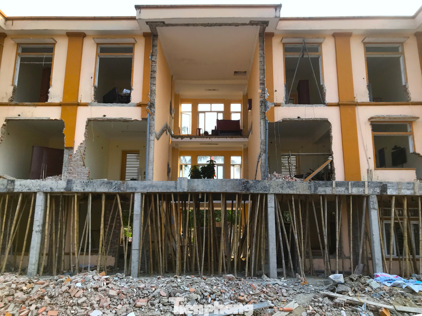 Hiện trụ sở Ủy ban xã Hưng Hòa đã được đập một số hạng mục và tiến hành xây sửa lại để quay hướng tòa nhà.