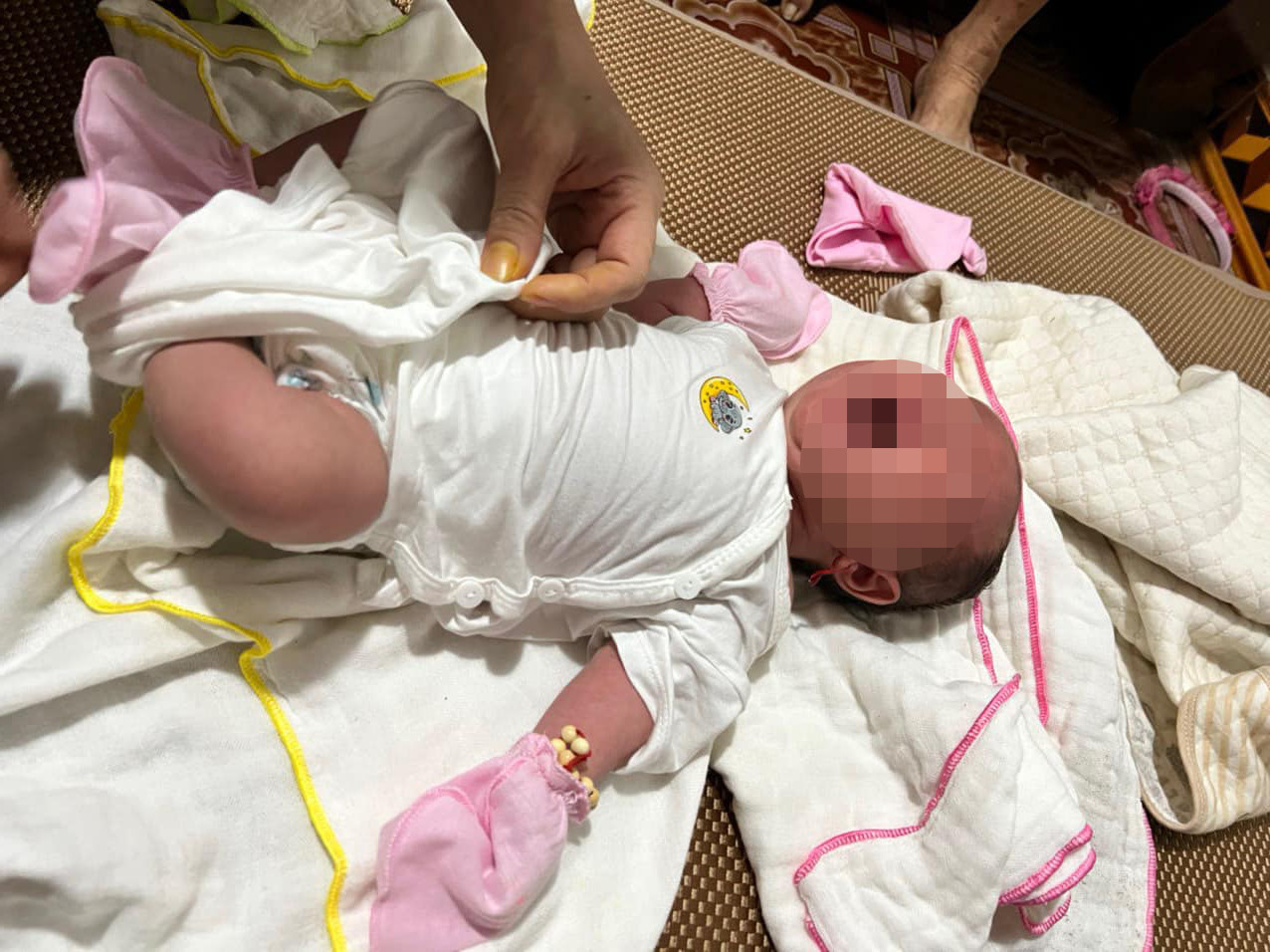 Bé gái bị bỏ rơi có sức khỏe bình thường, nặng 3,8kg.